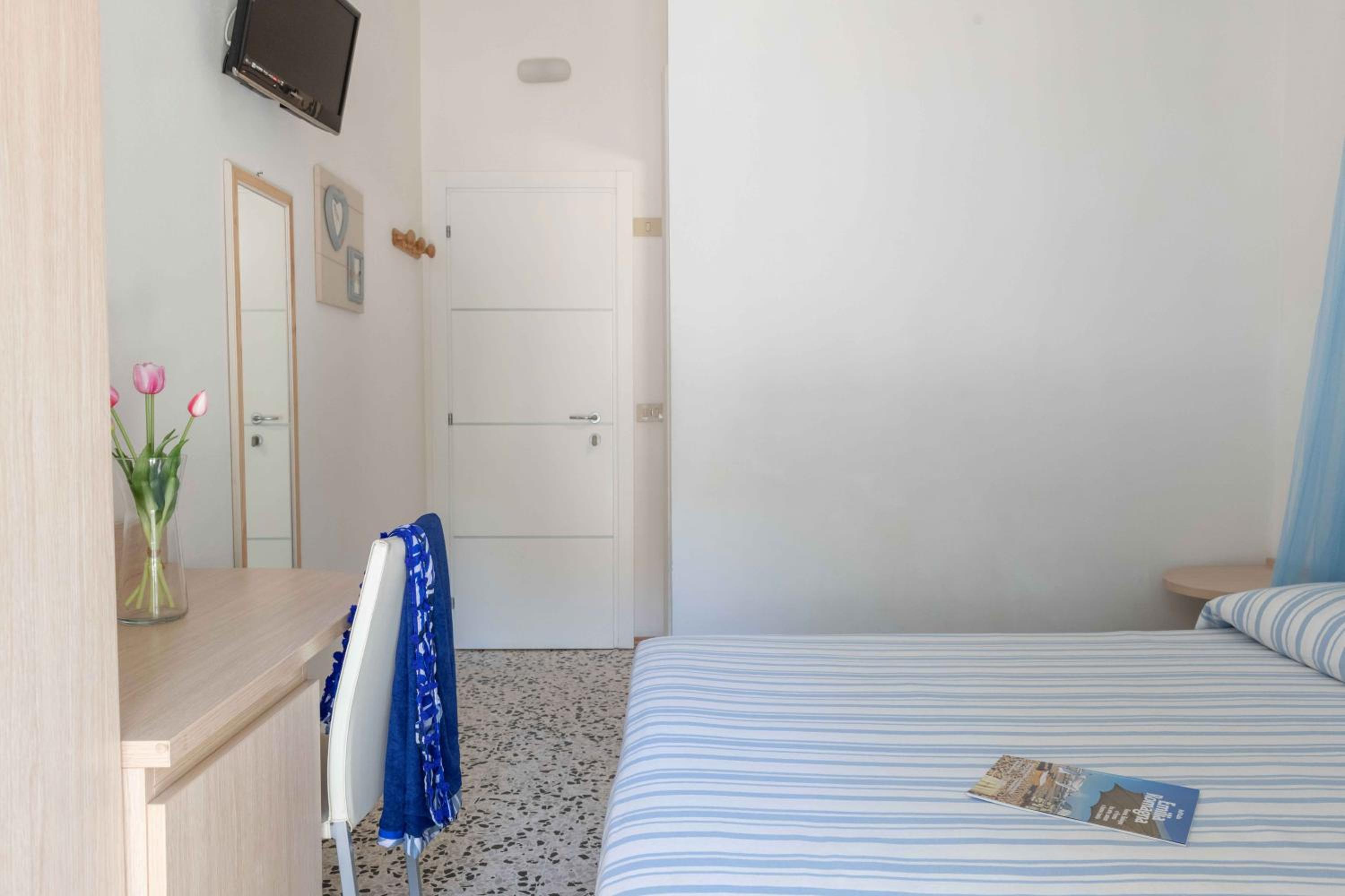 Double Room with Balcony - Photo 14