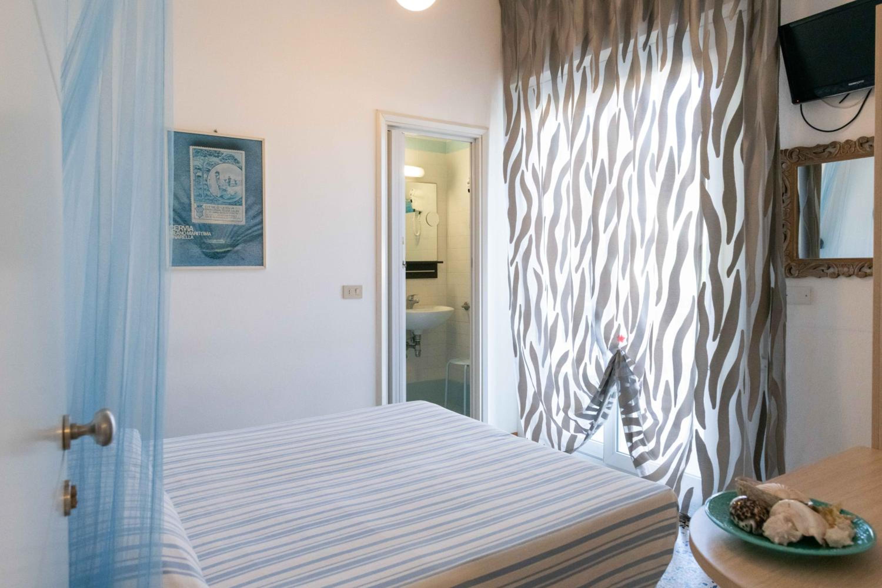 Double Room with Balcony - Photo 8