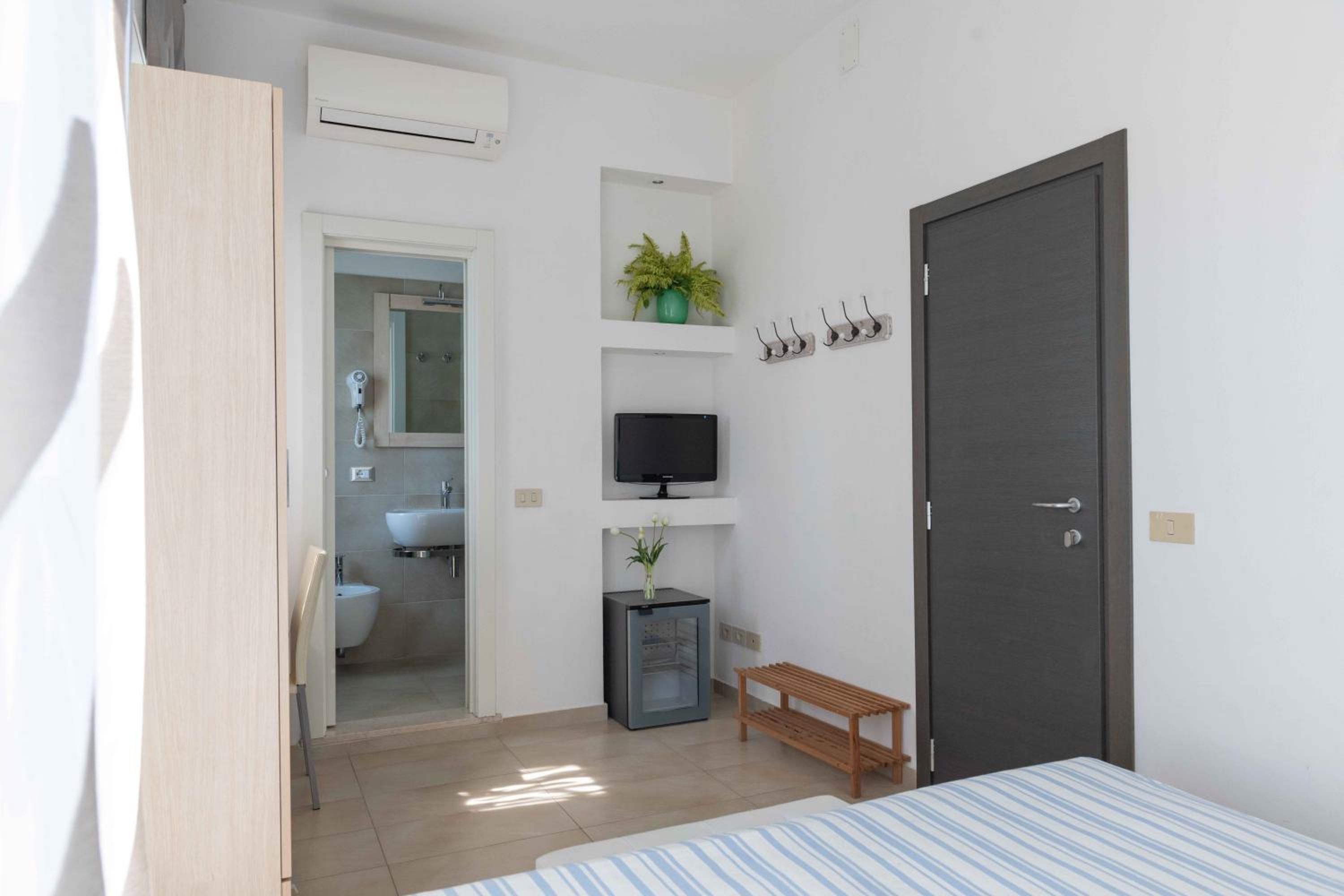 Double Room with Balcony - Photo 21