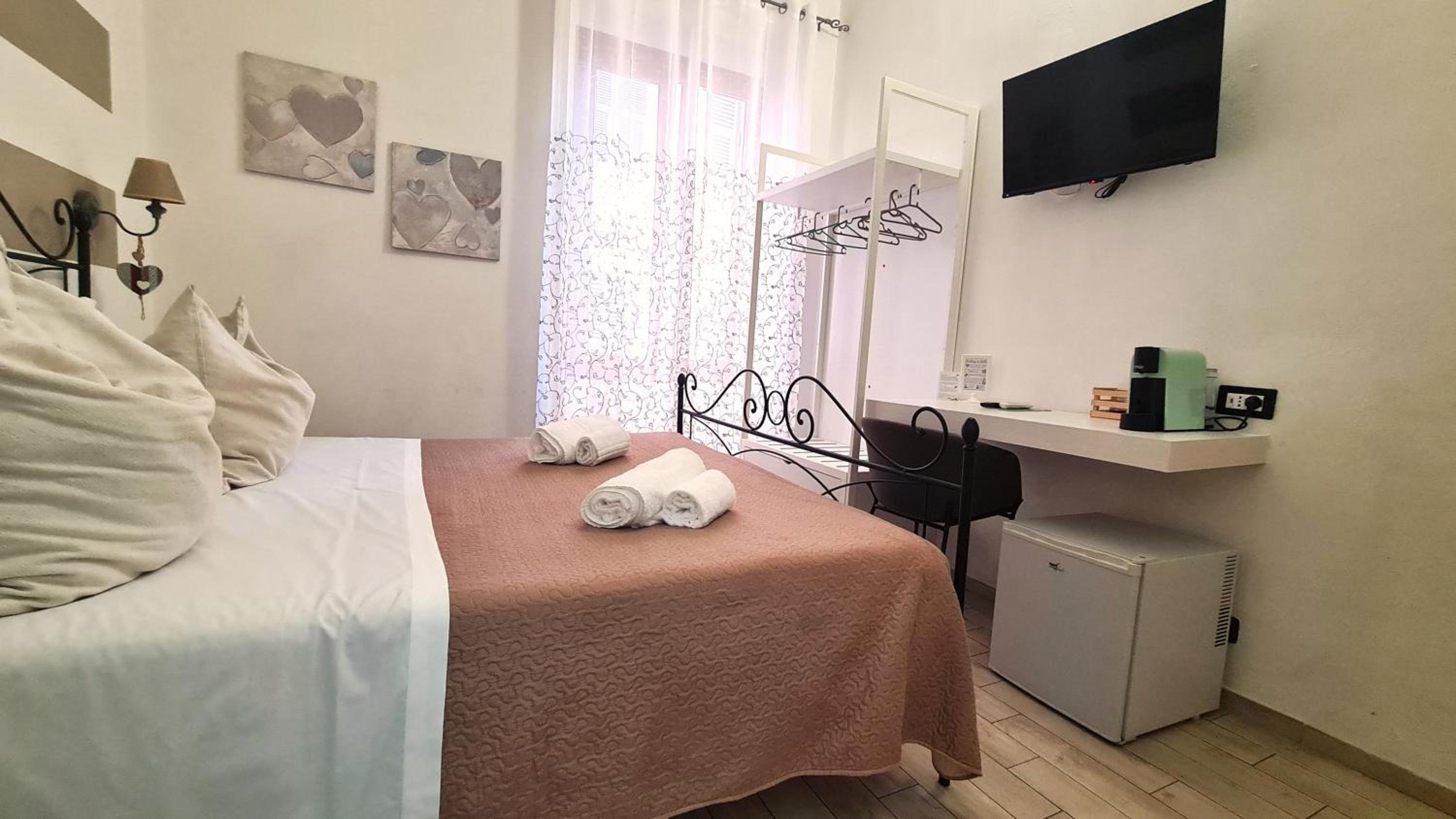 Double Room with Private Bathroom - Photo 9