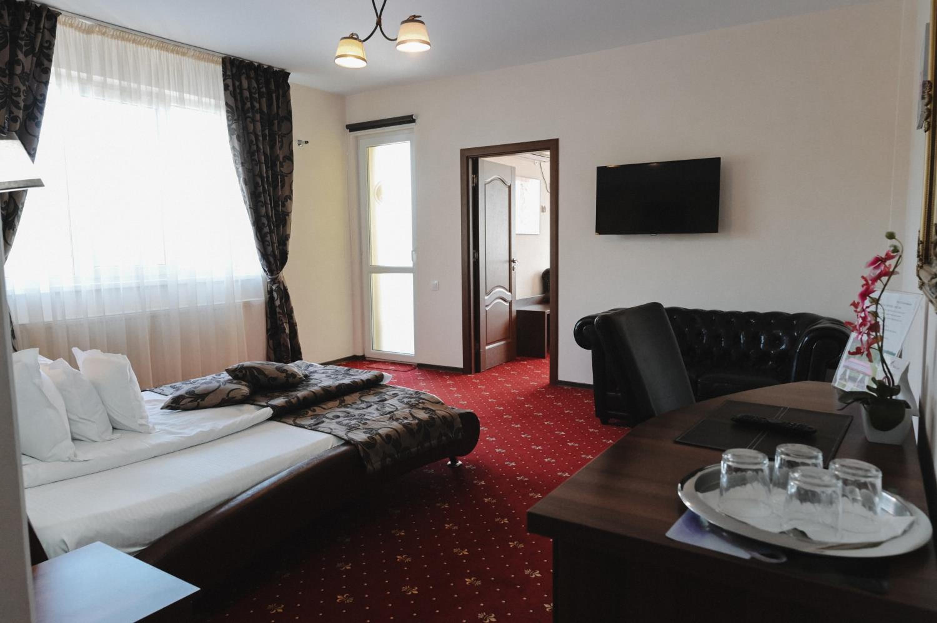 One-Bedroom Suite with Balcony photo 3