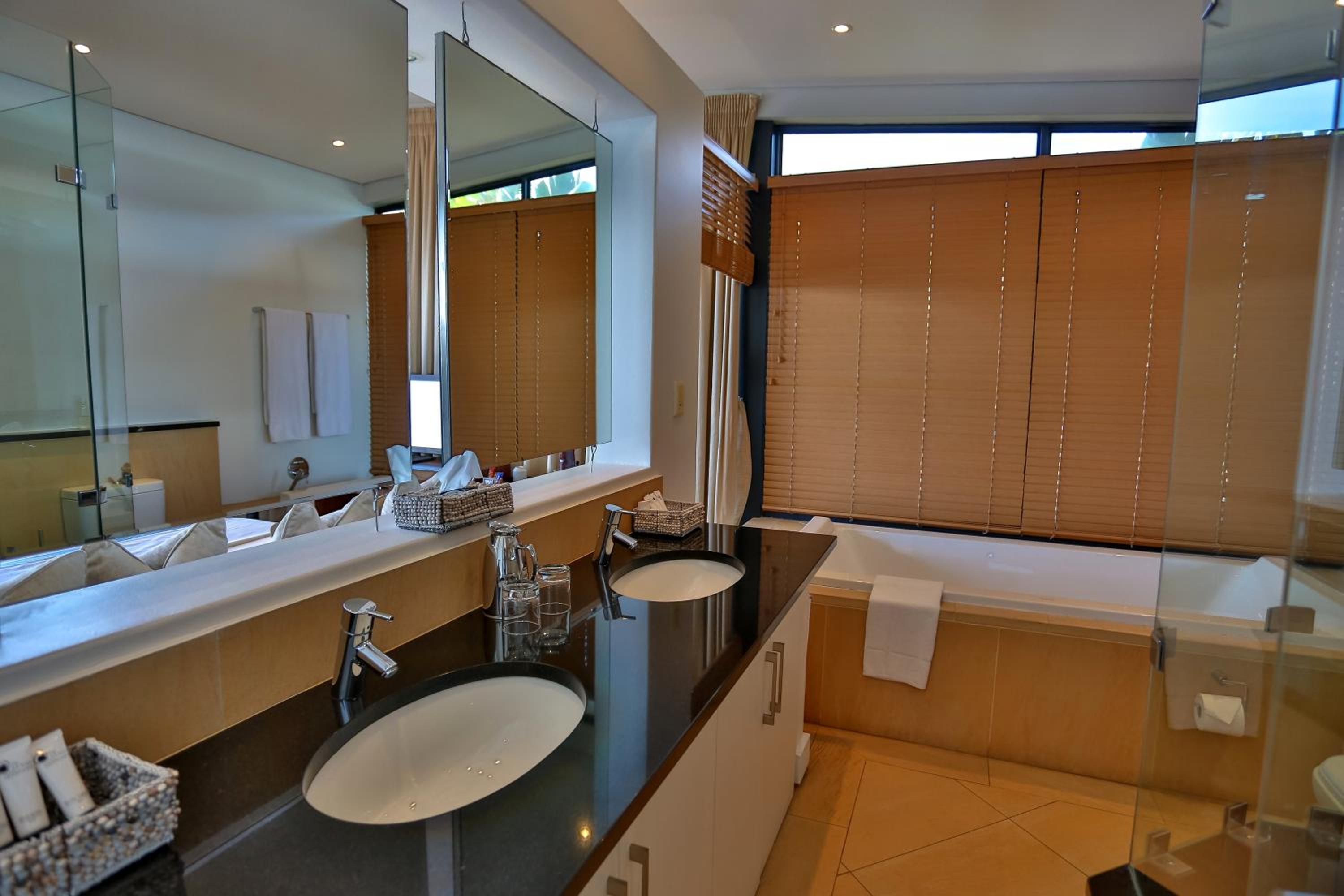 Deluxe Double Room with Sea View - Photo 4