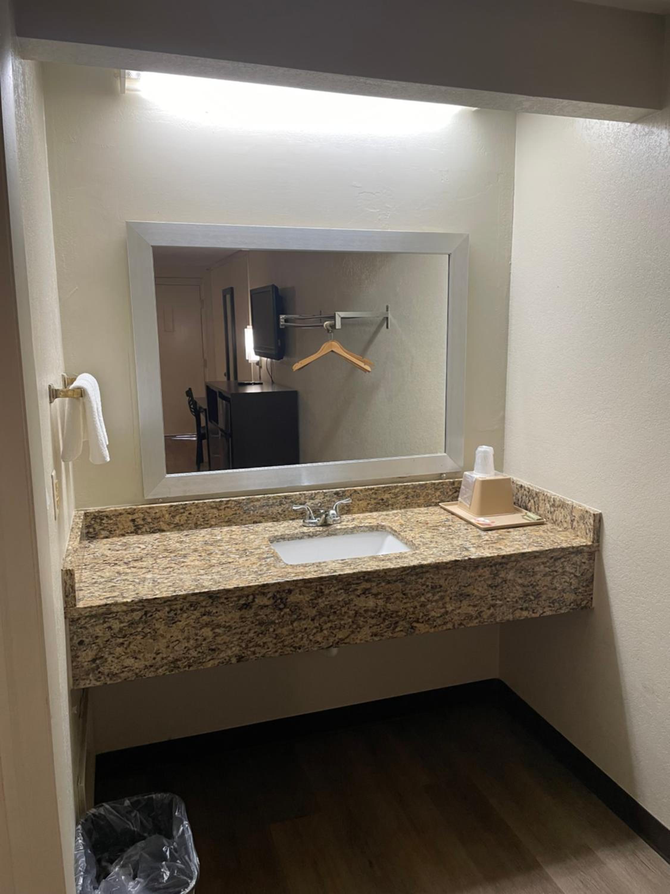 Double Room - Photo 5