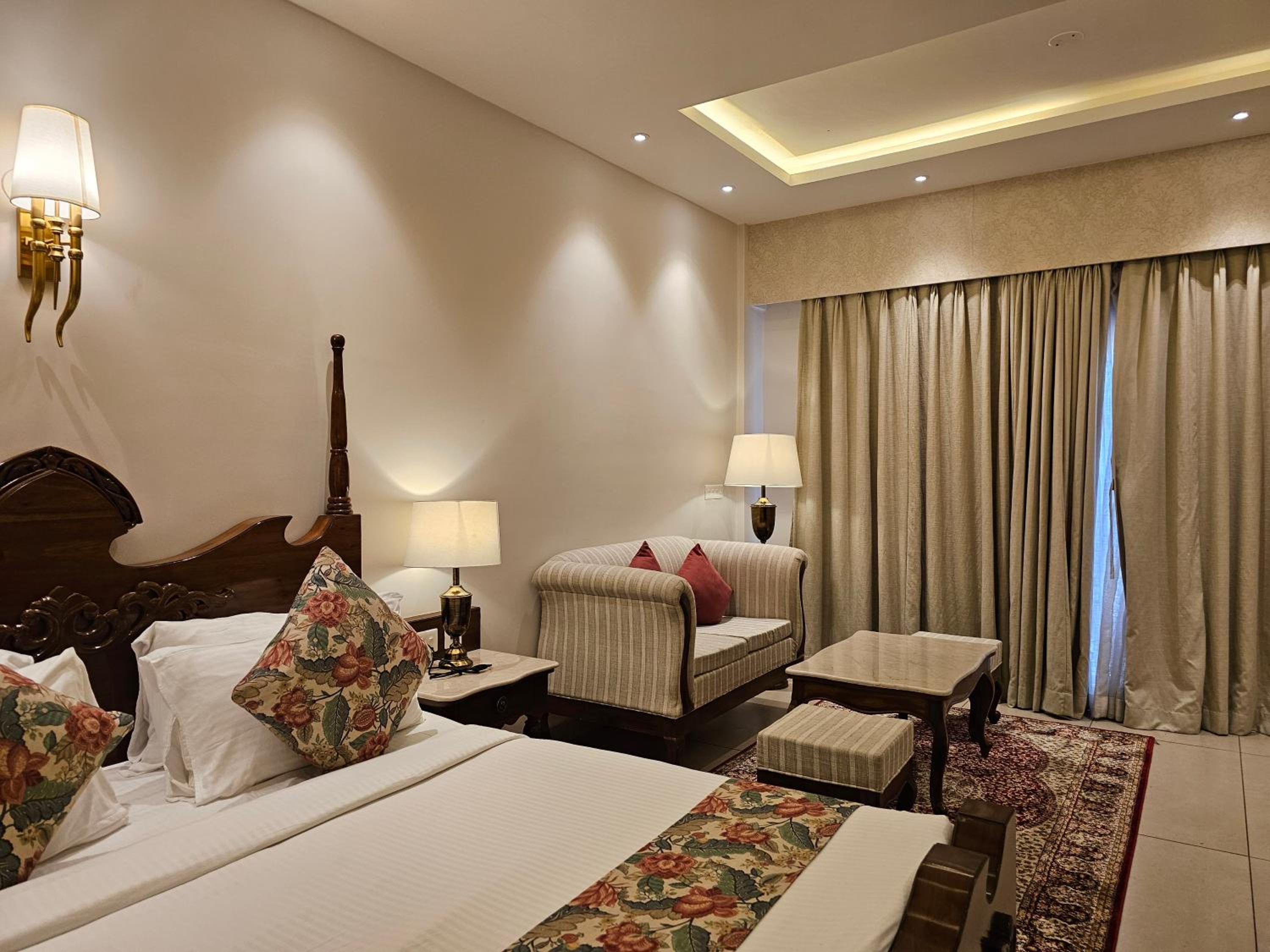 Double Room with Pool View - Photo 1