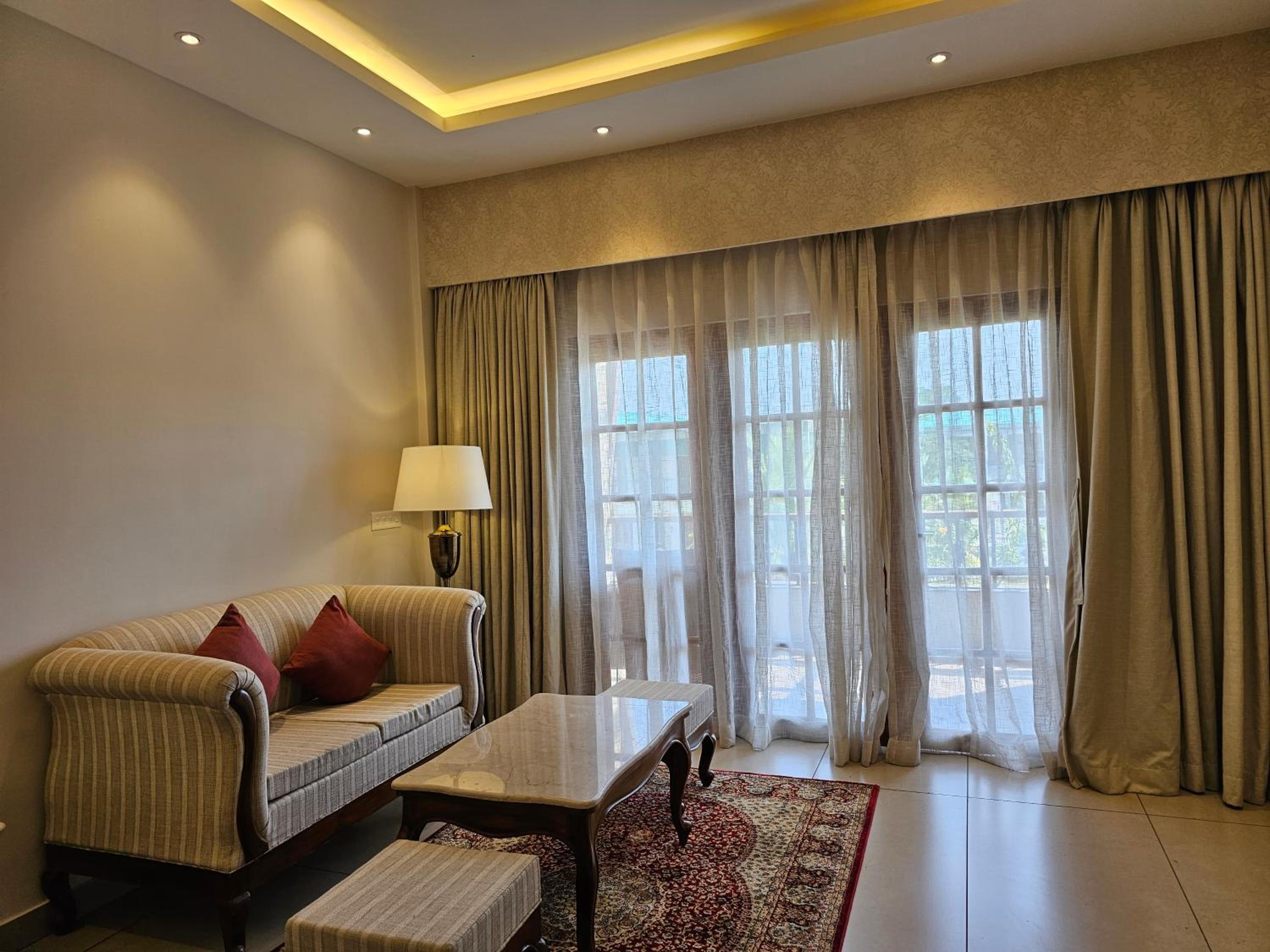 Double Room with Pool View - Photo 8