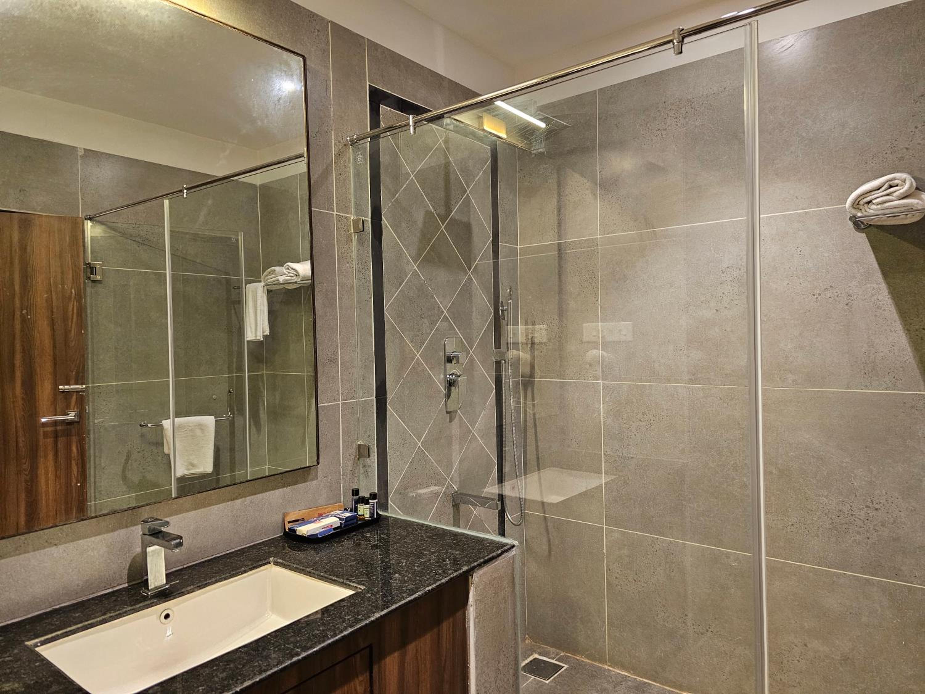 Double Room with Pool View - Photo 2