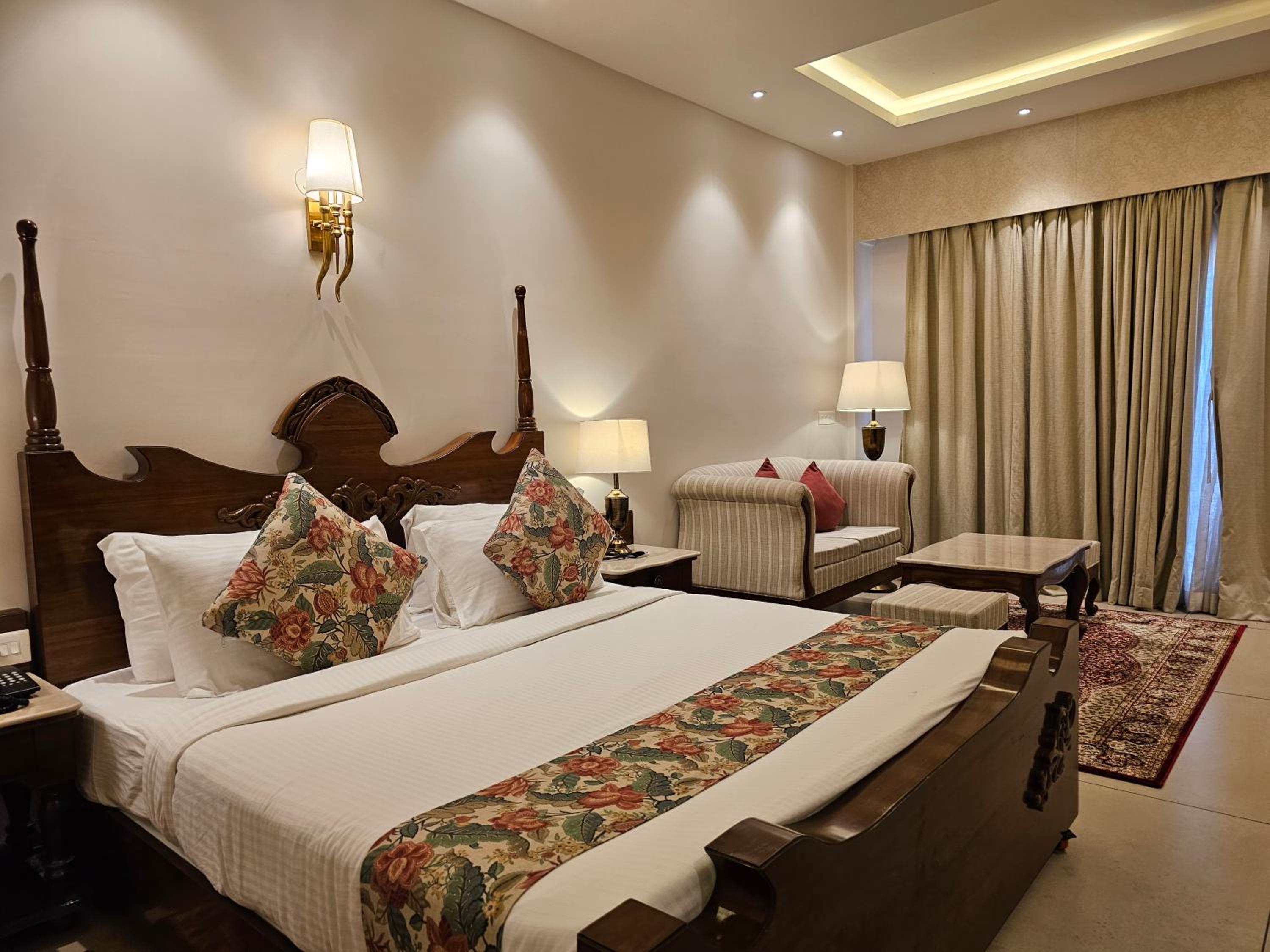 Double Room with Pool View - Photo 3