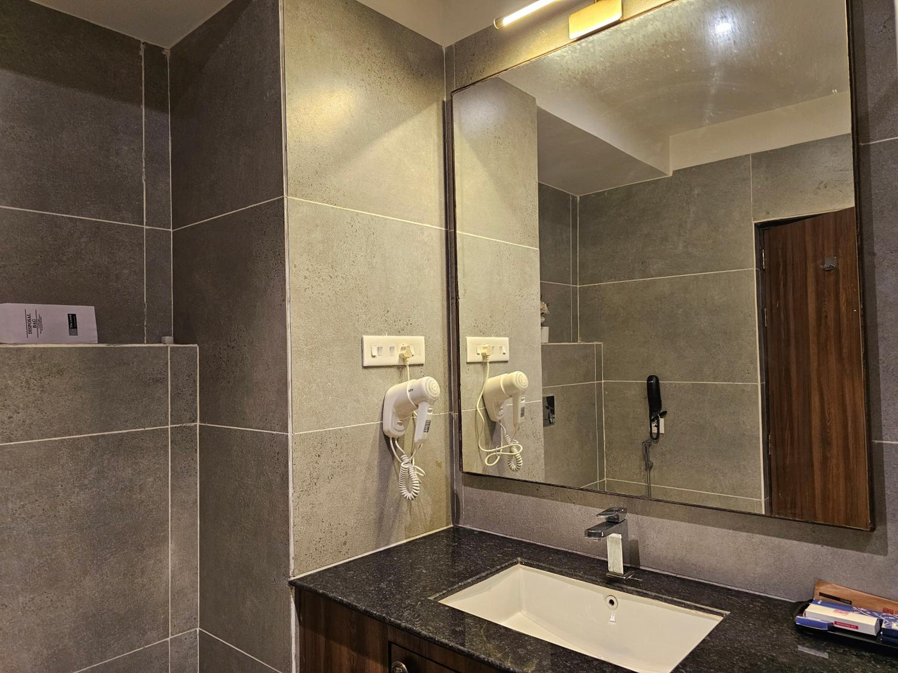 Double Room with Pool View - Photo 7