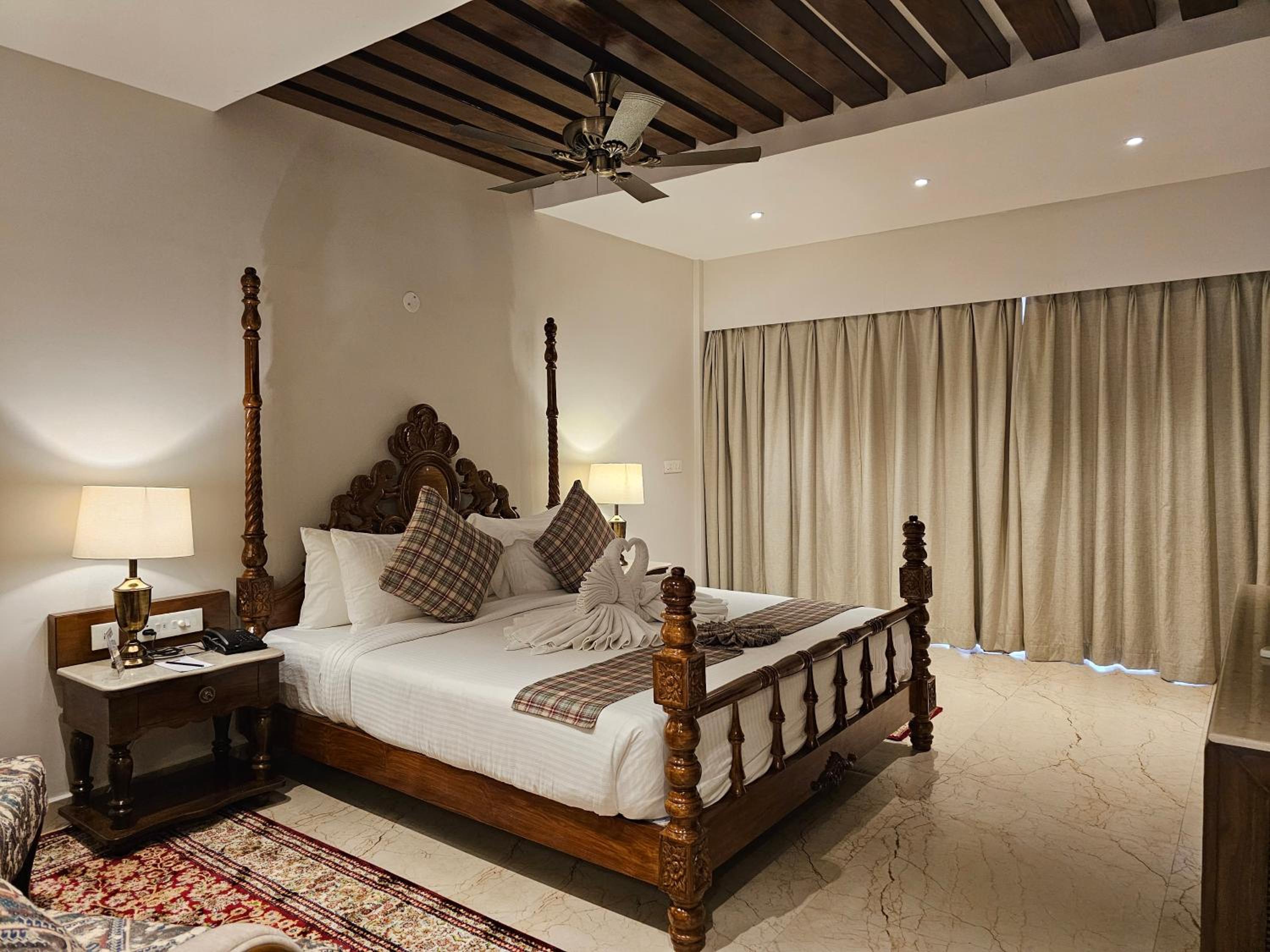 King Suite with Balcony - Photo 4