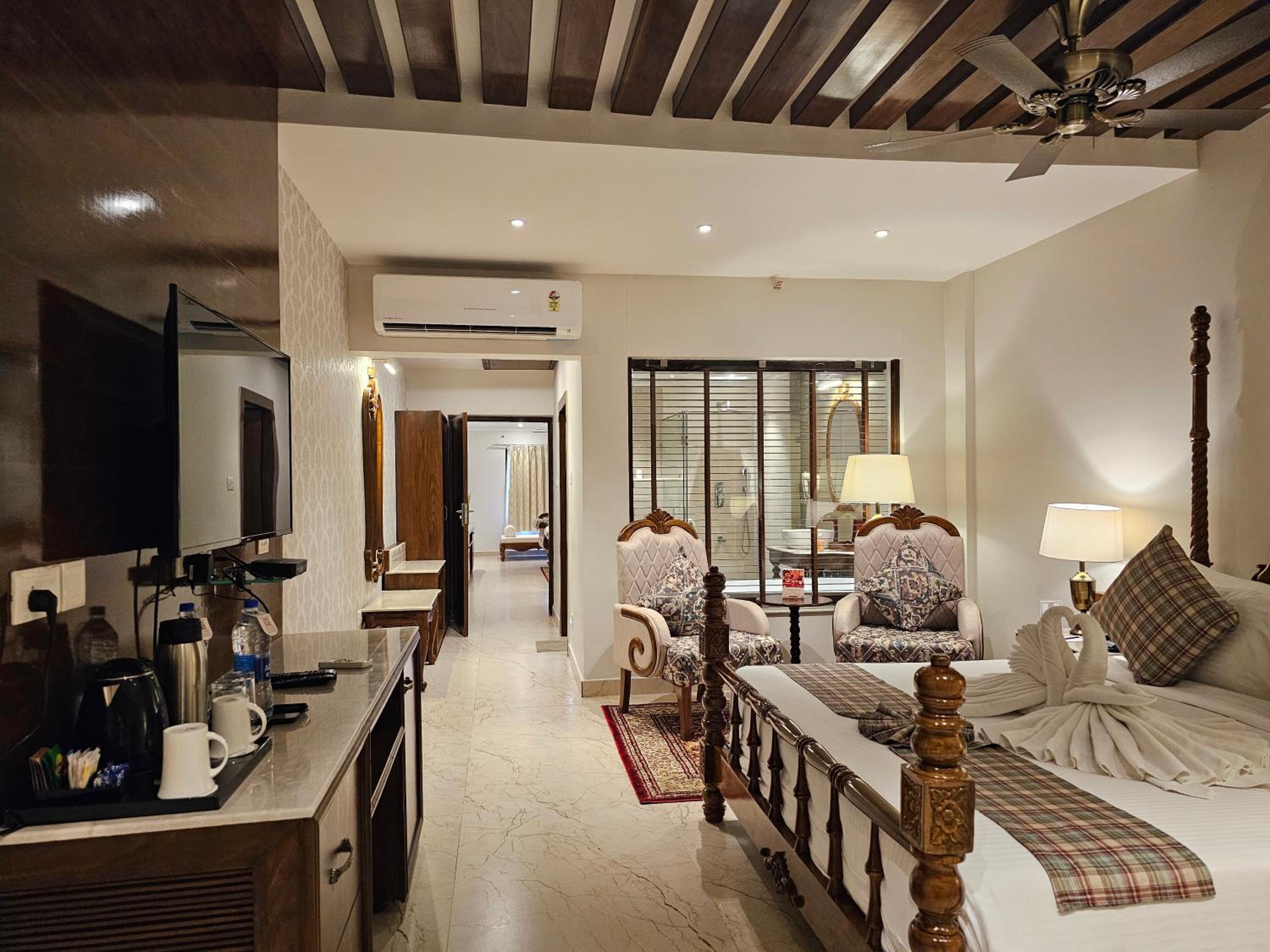 King Suite with Balcony - Photo 8