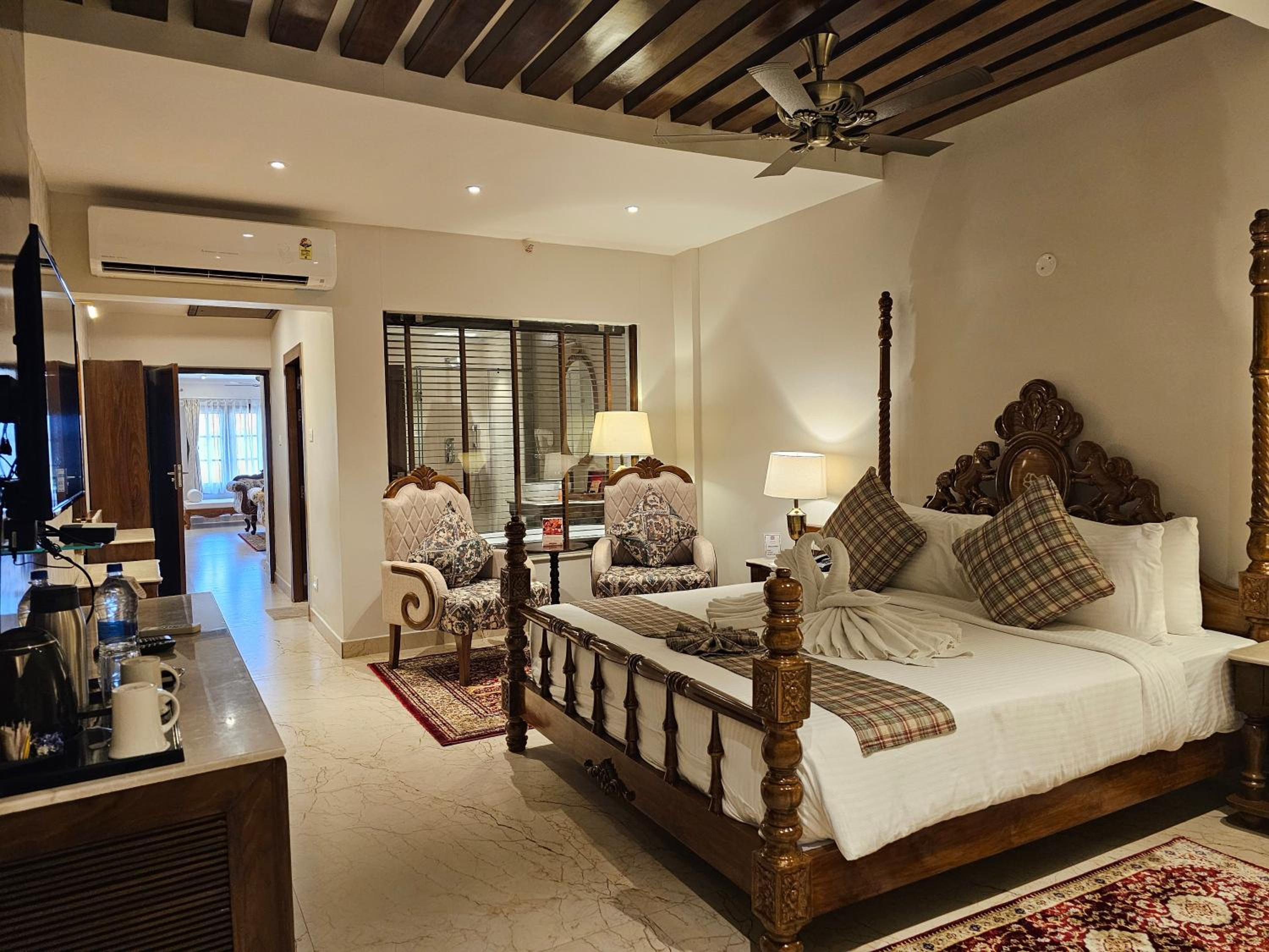 King Suite with Balcony - Photo 9