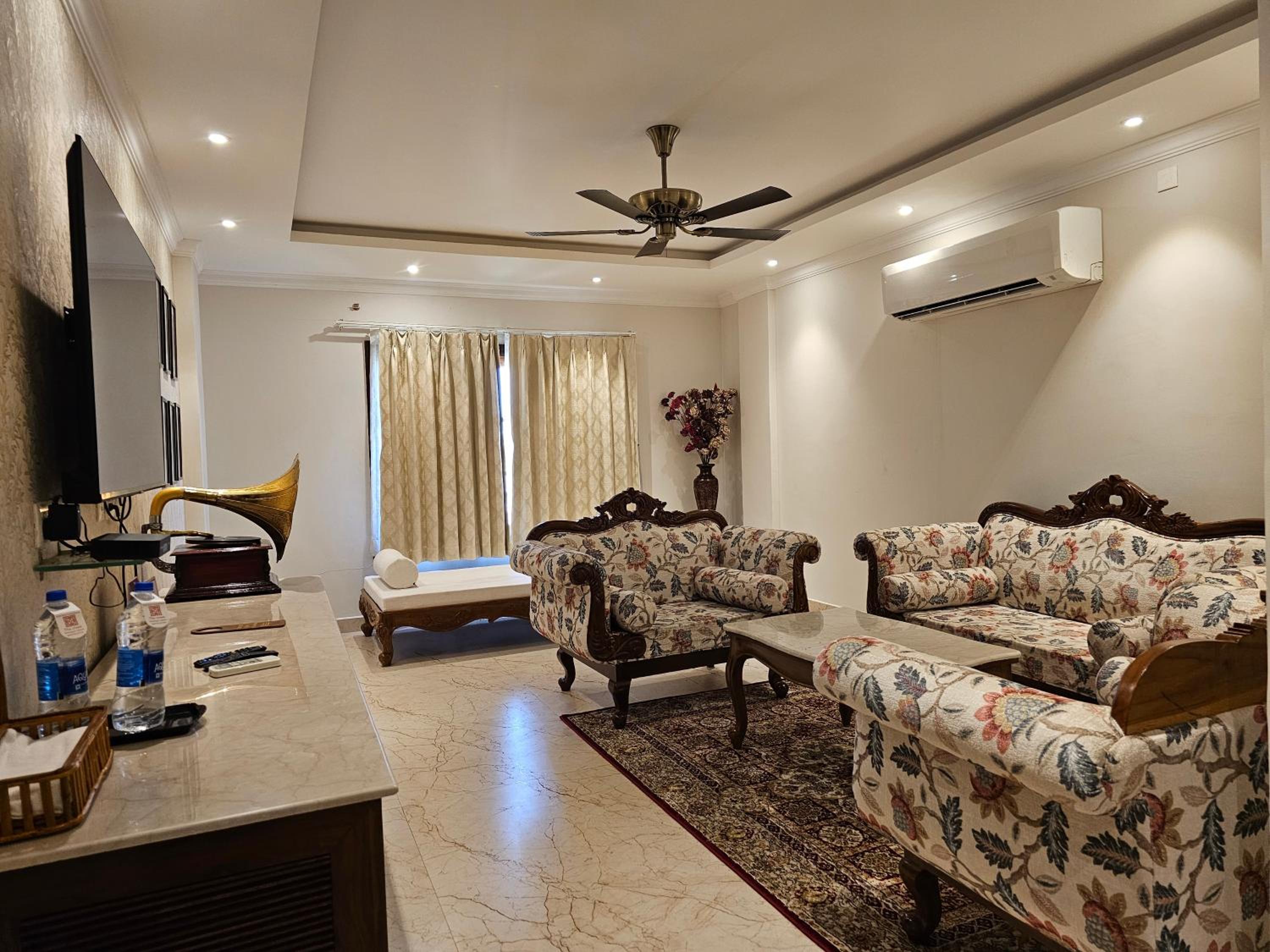 King Suite with Balcony - Photo 7