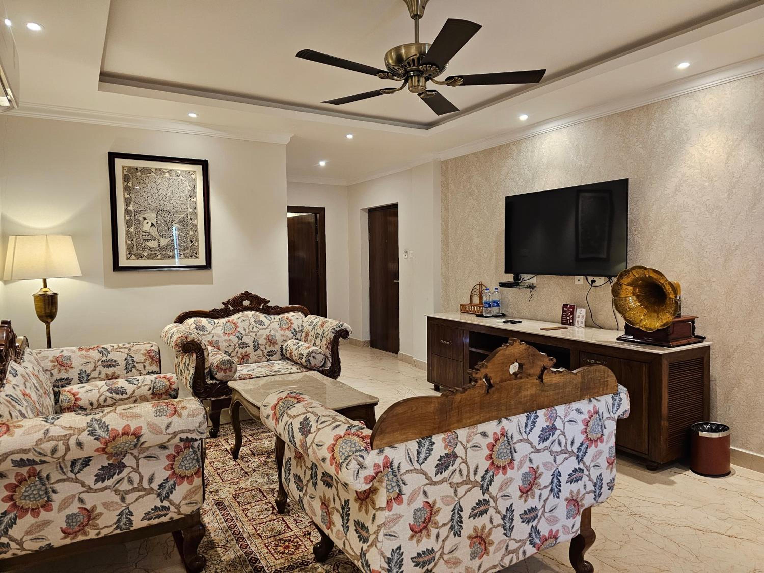 King Suite with Balcony - Photo 2