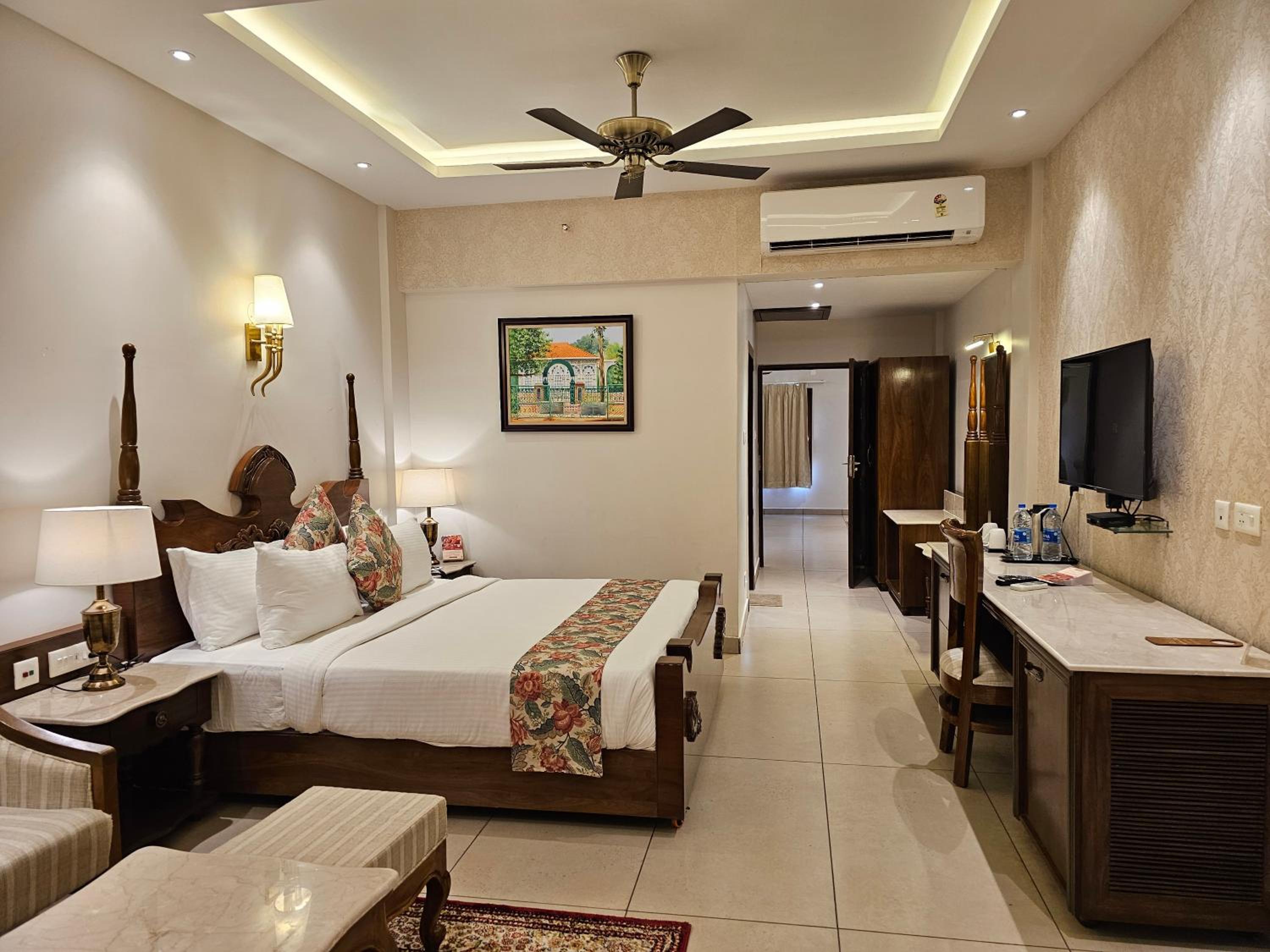 Executive Suite - Photo 4