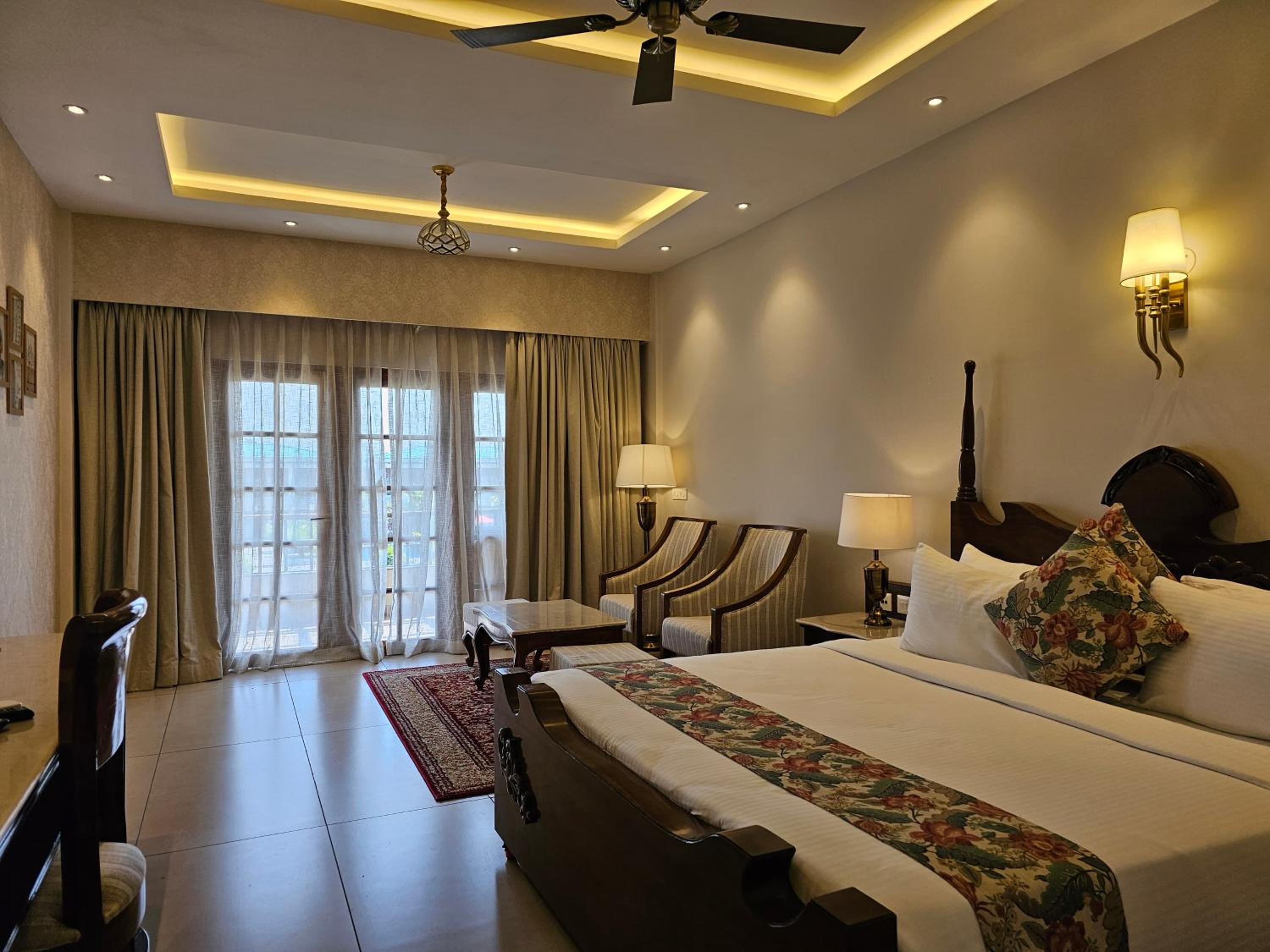 Executive Suite - Photo 3