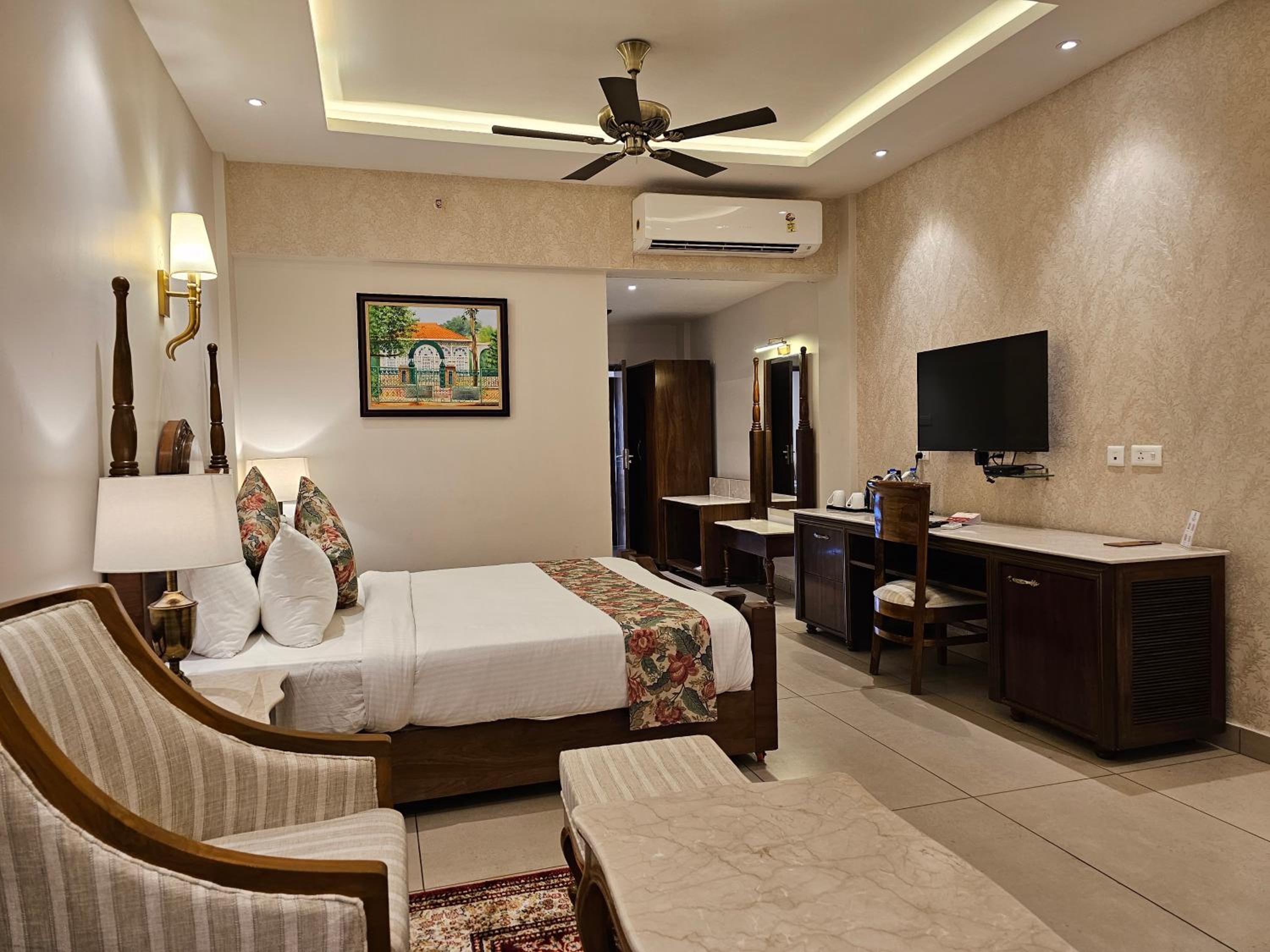 Executive Suite - Photo 2