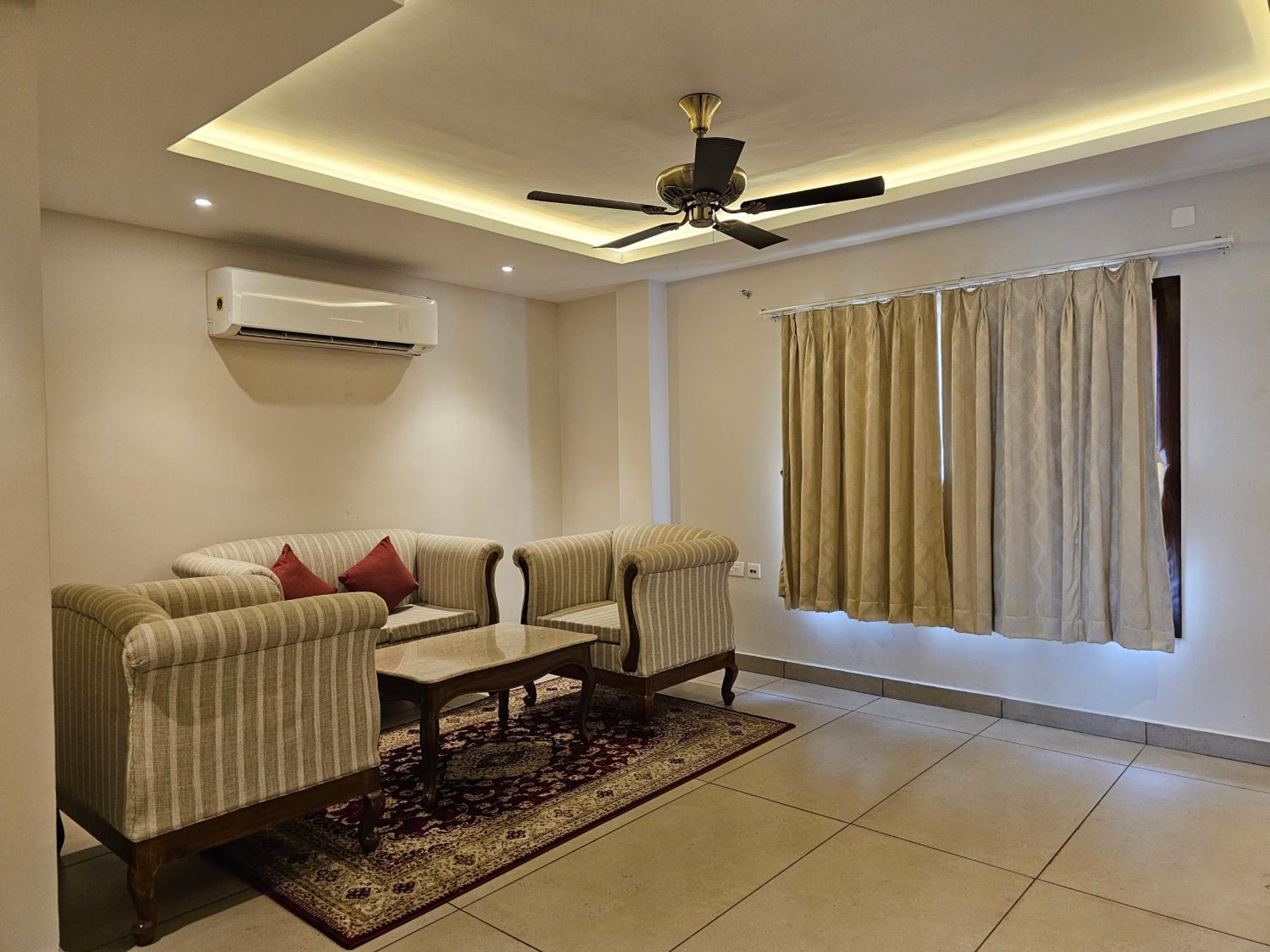 Executive Suite - Photo 9