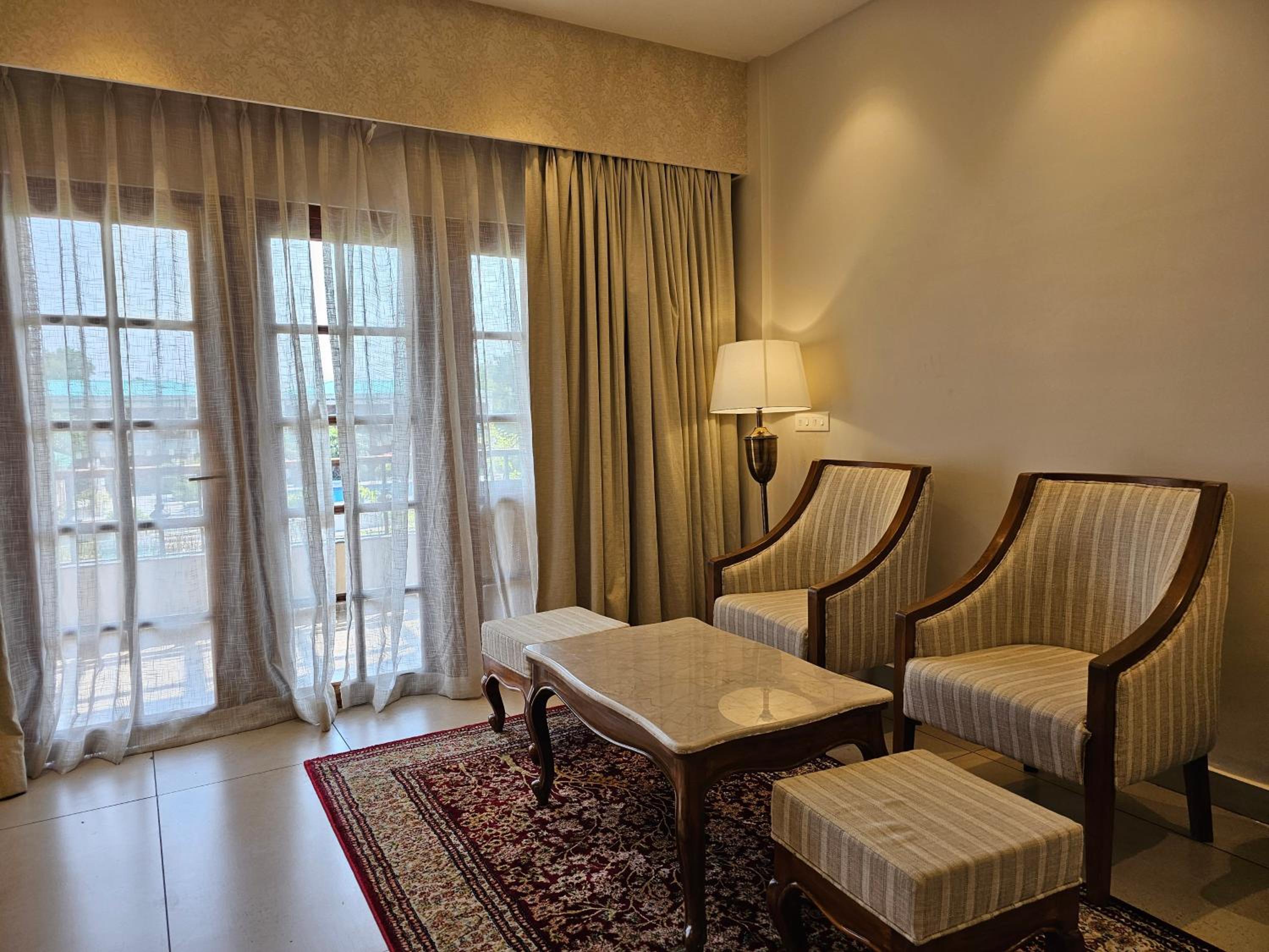 Executive Suite - Photo 8