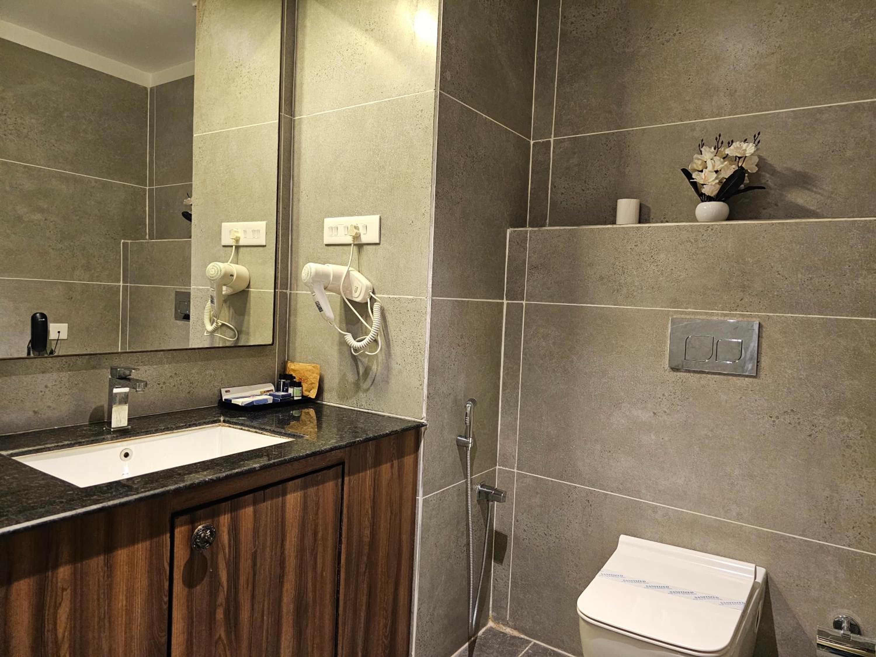 Executive Suite - Photo 7