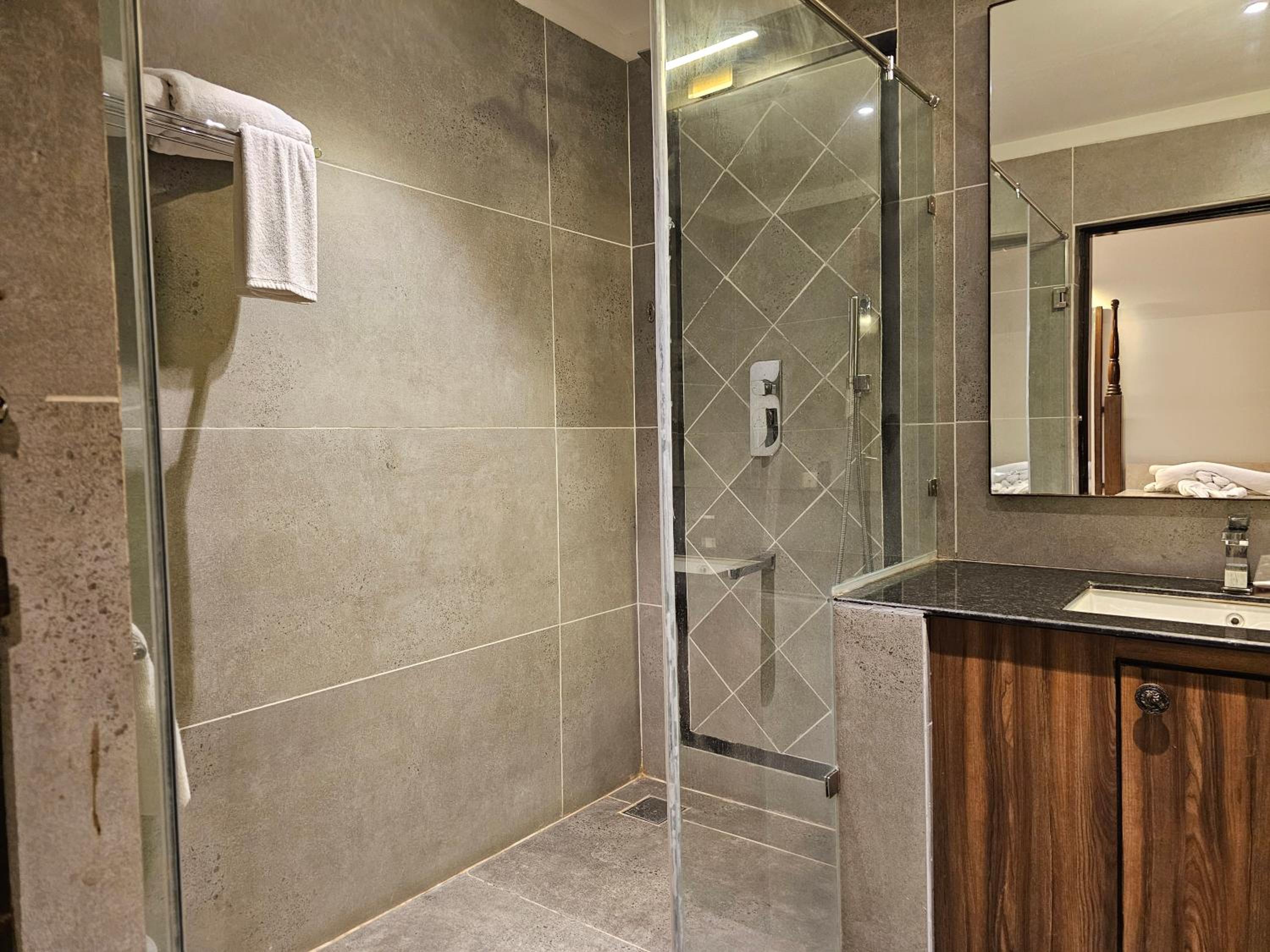 Executive Suite - Photo 6