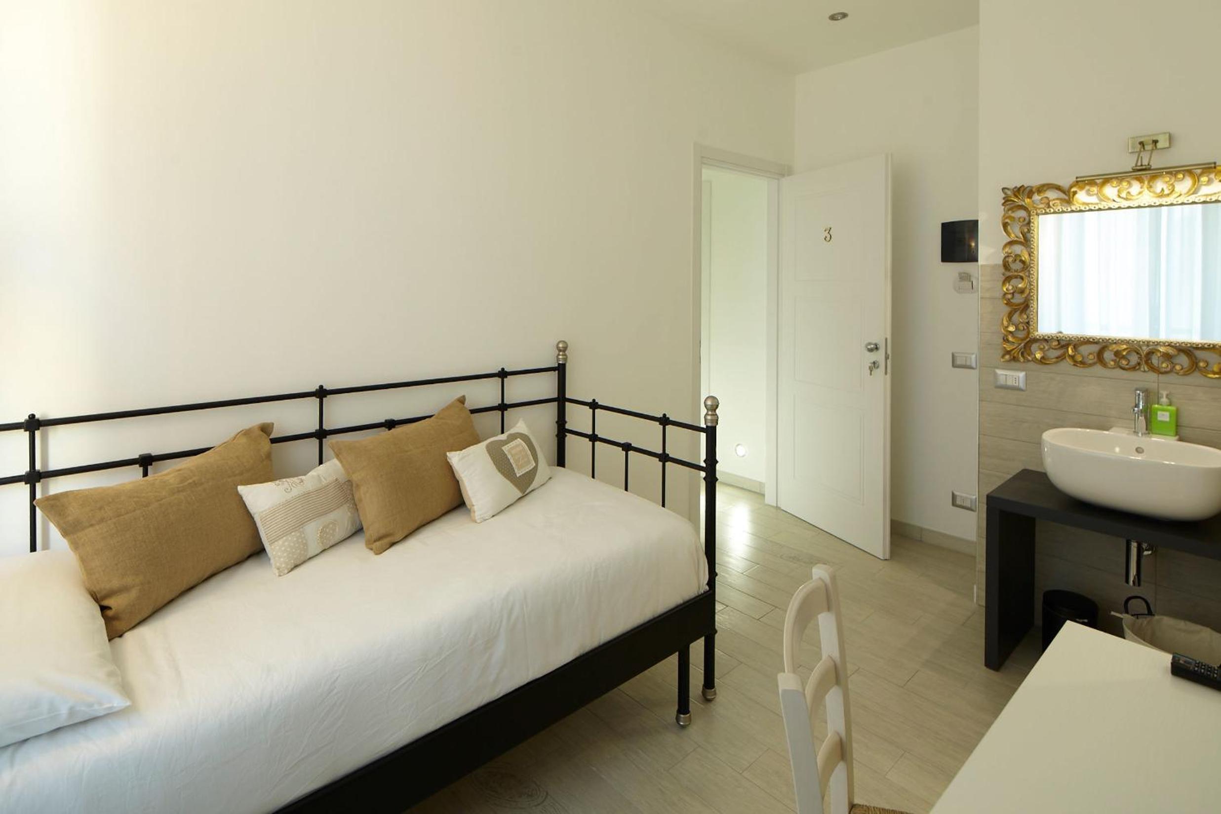 Single Room Front photo 3