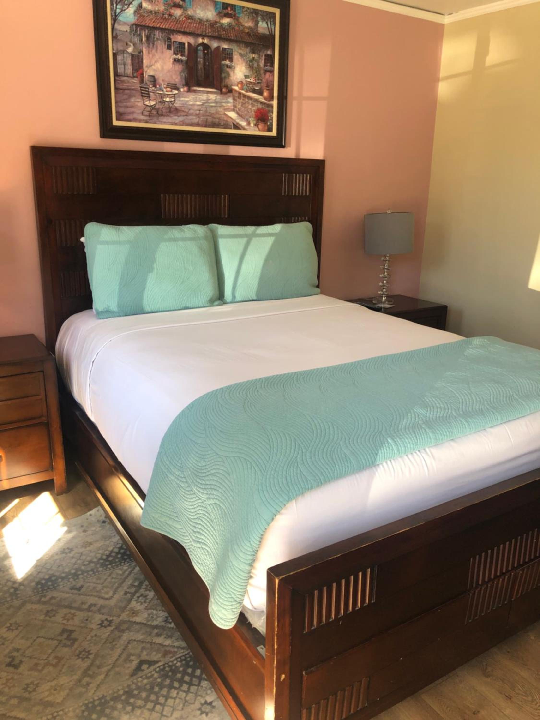 Queen Room thumbnail 5