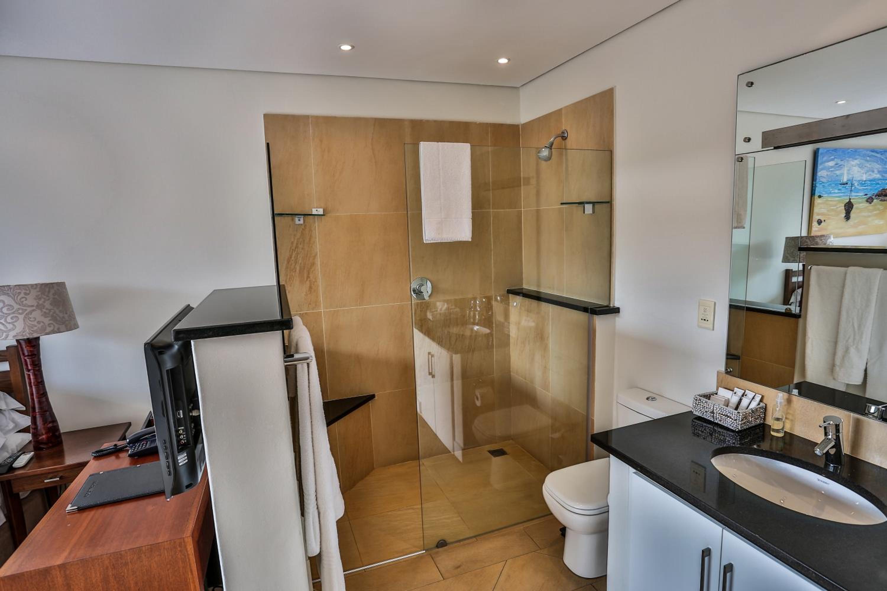 Double or Twin Room with Balcony - Photo 2