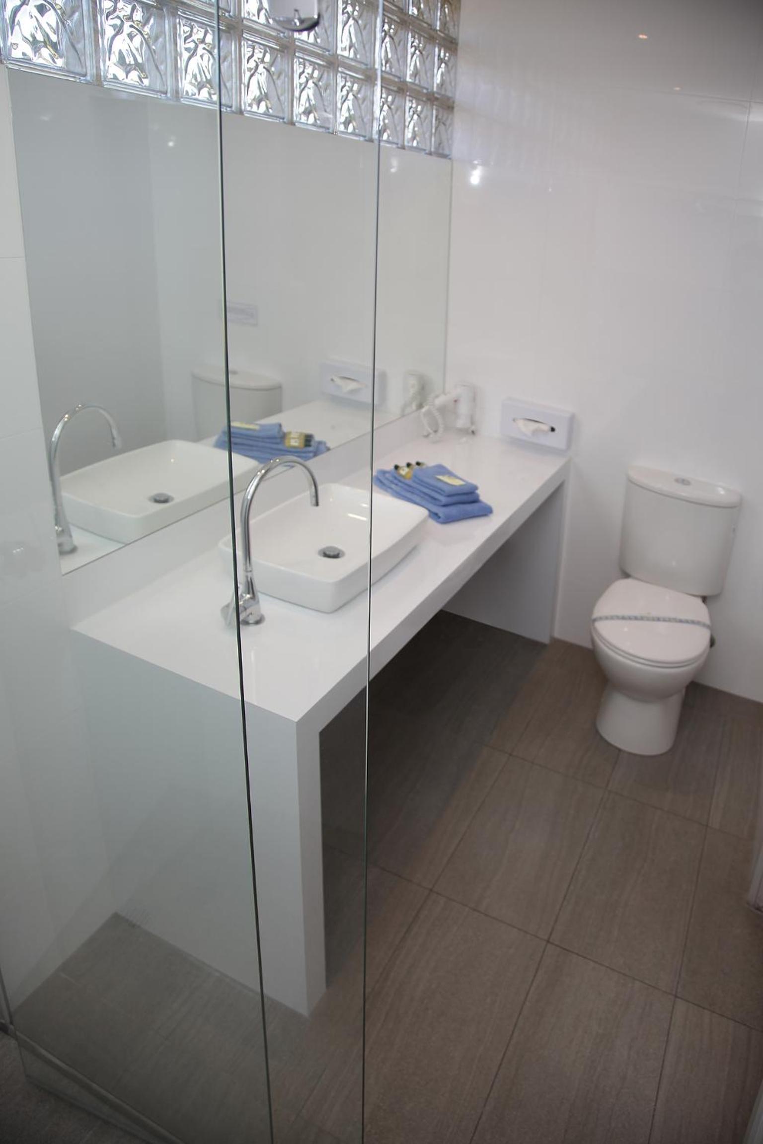 Queen room with courtyard (pet friendly) photo 3