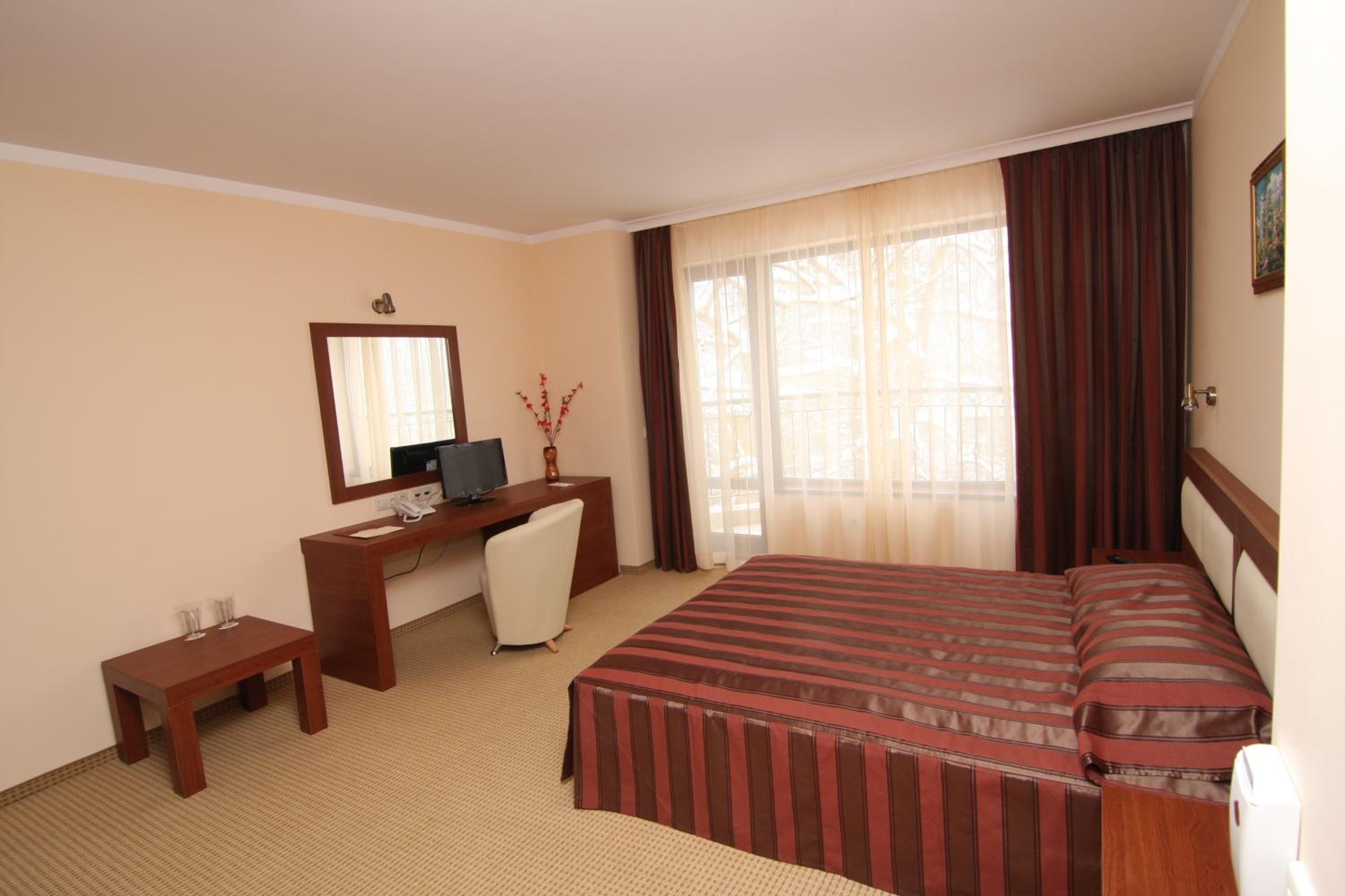 Double Room with Balcony - Photo 4