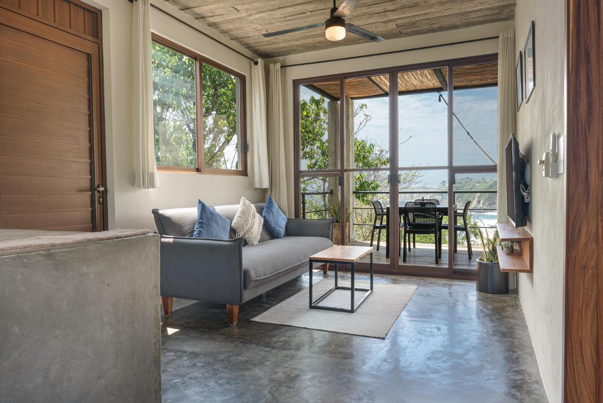 Deluxe Suite with Sea View - Photo 14