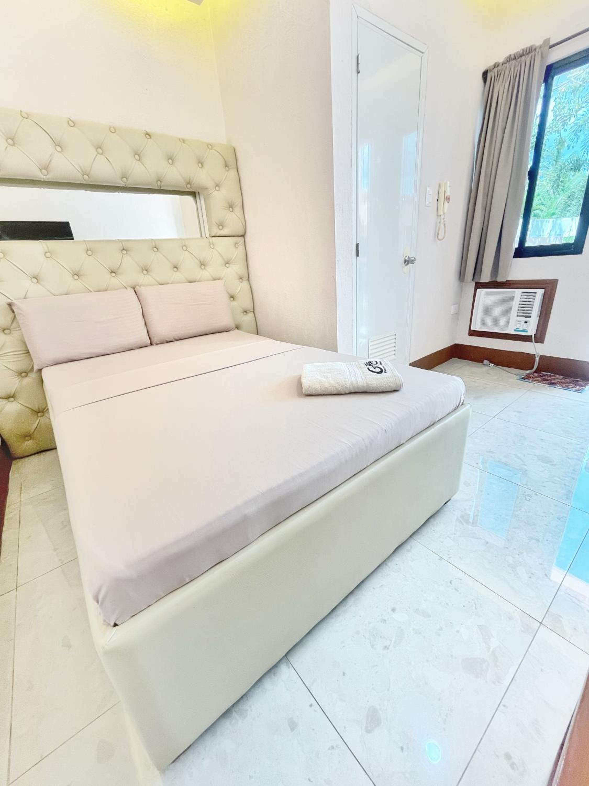 Standard Queen Room photo 2
