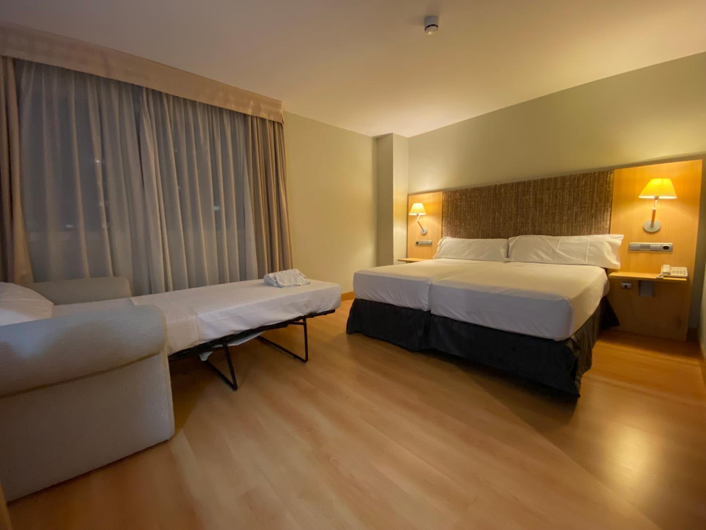 Triple Room (Twin beds + Sofa Bed) photo 3