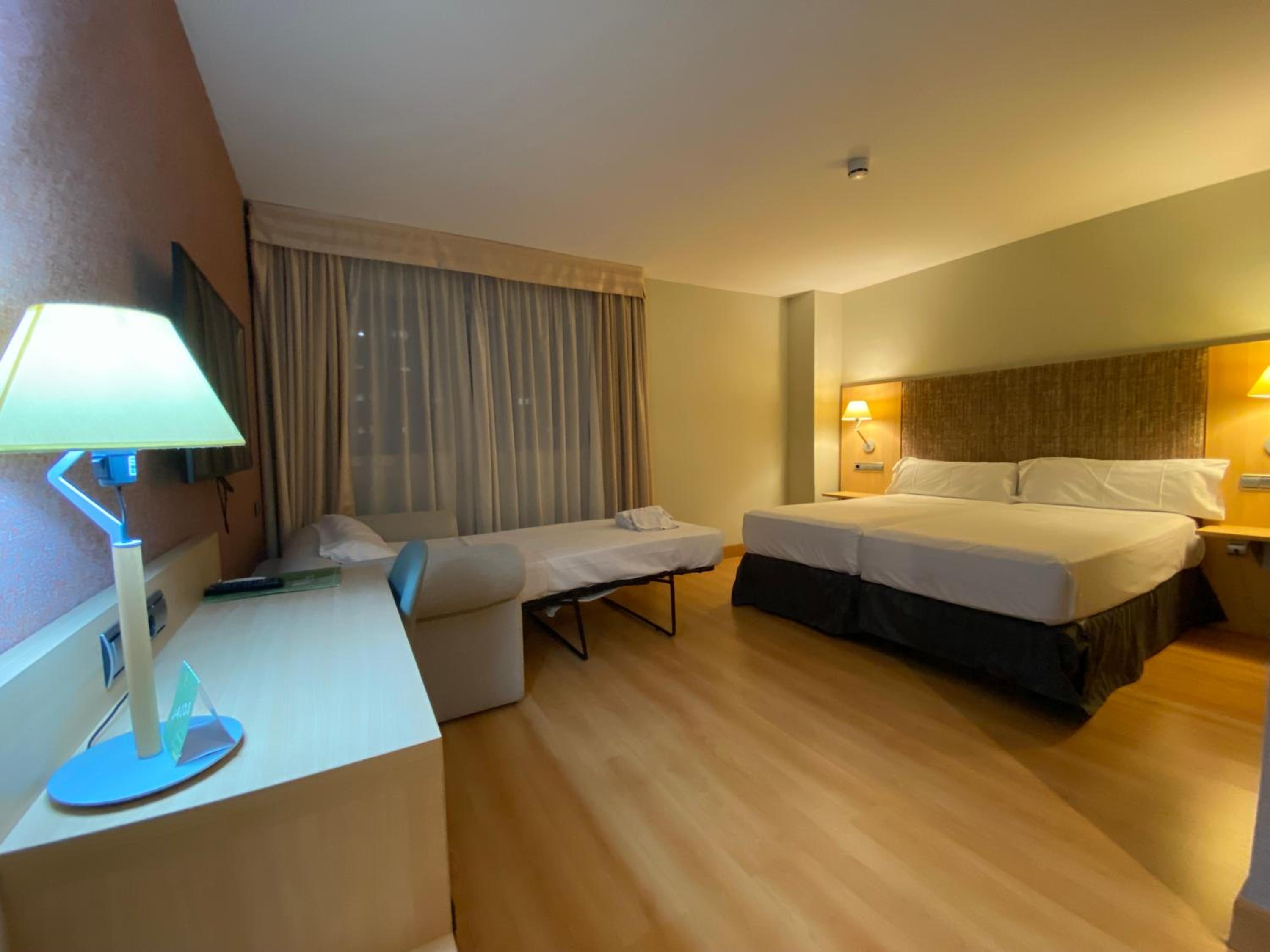 Triple Room (Twin beds + Sofa Bed) photo 2