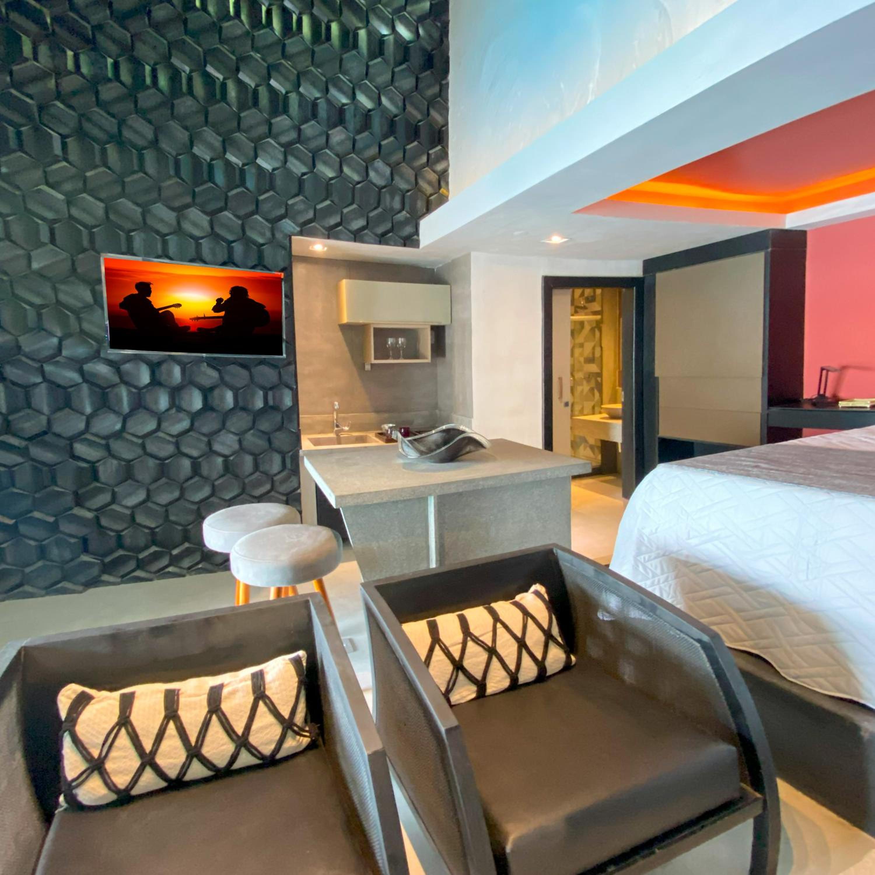 Queen Suite with Pool View photo 2
