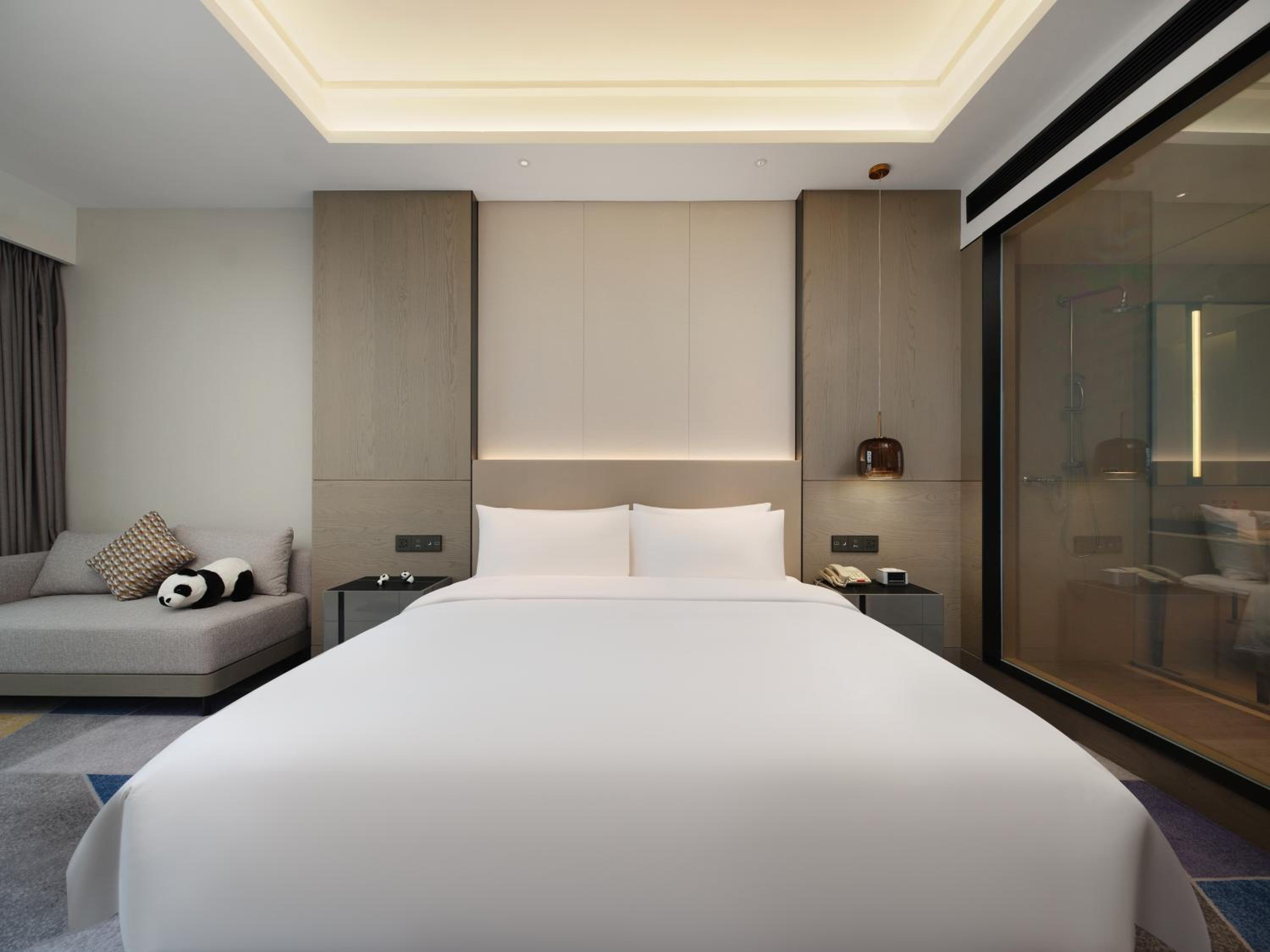 Standard King Room with Lounge Access