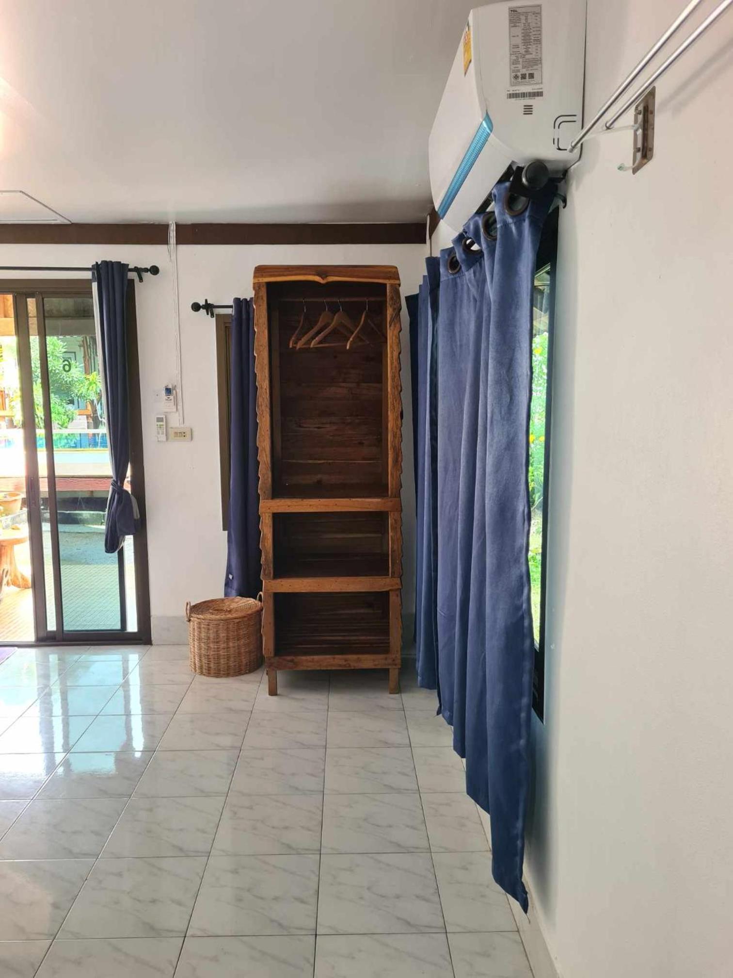 Chambre Lit King-Size - Vue sur Piscine