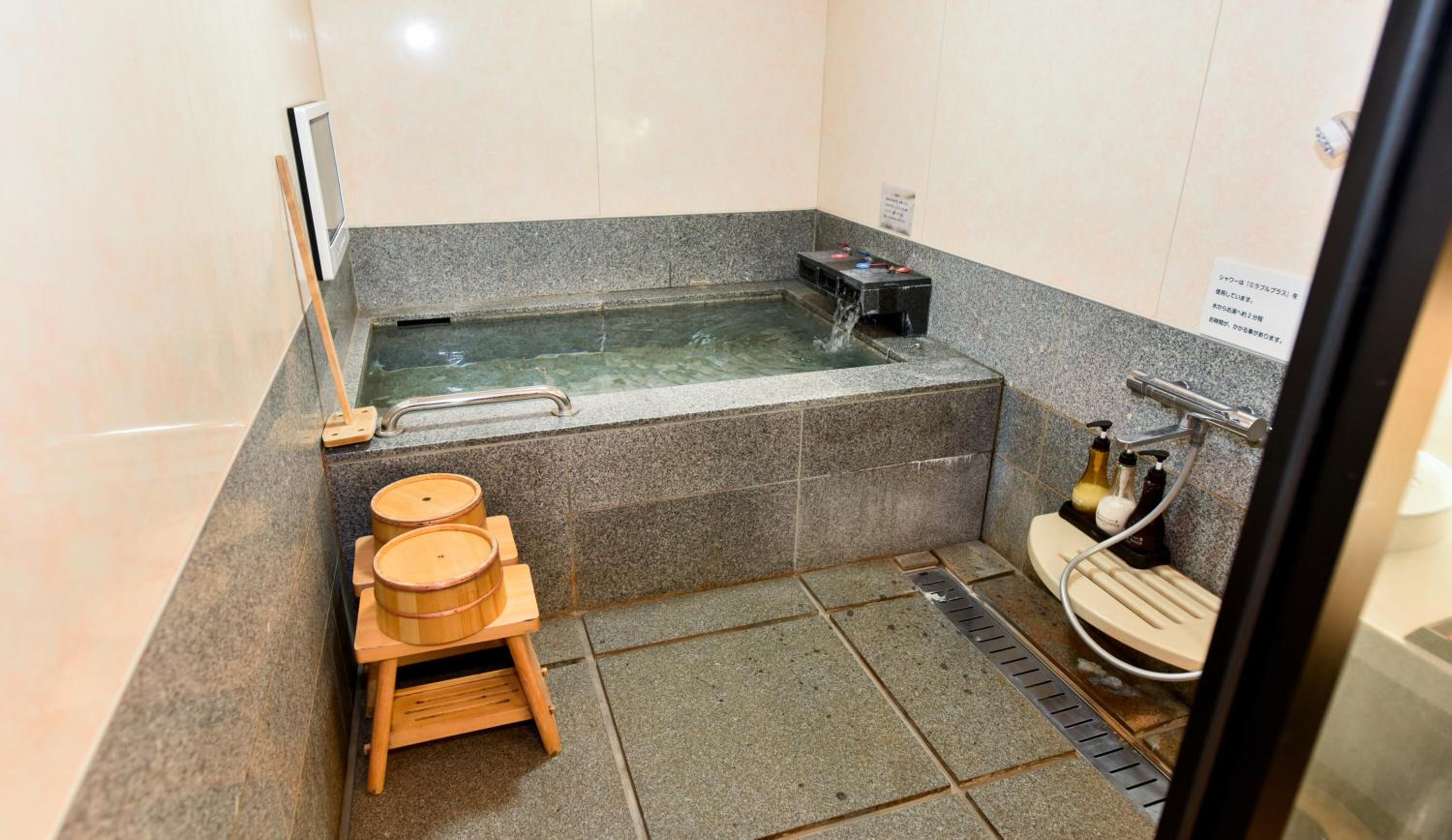 Twin Room with Private Bathroom - Photo 4