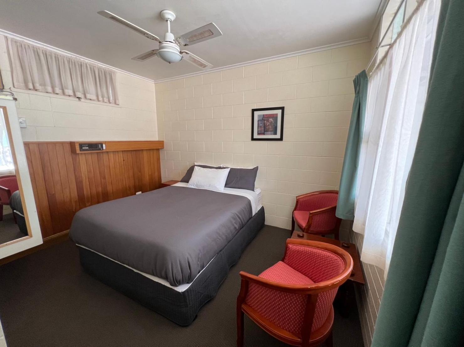 Queen Room photo 1