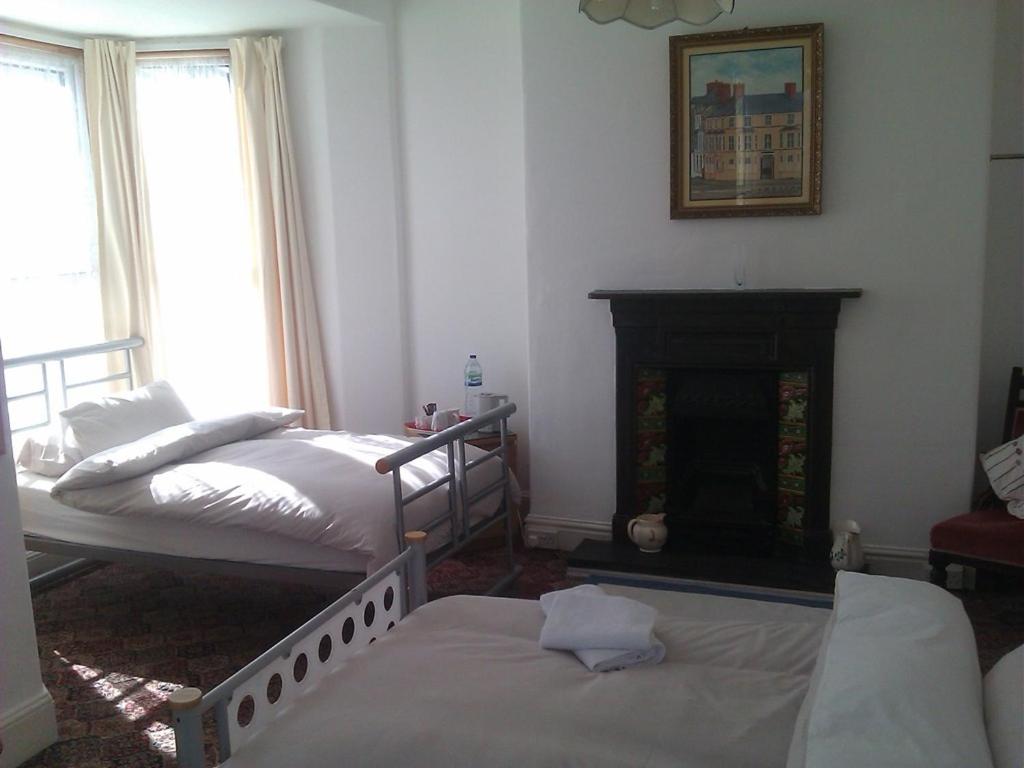 Twin Room with Shared Bathroom photo 1