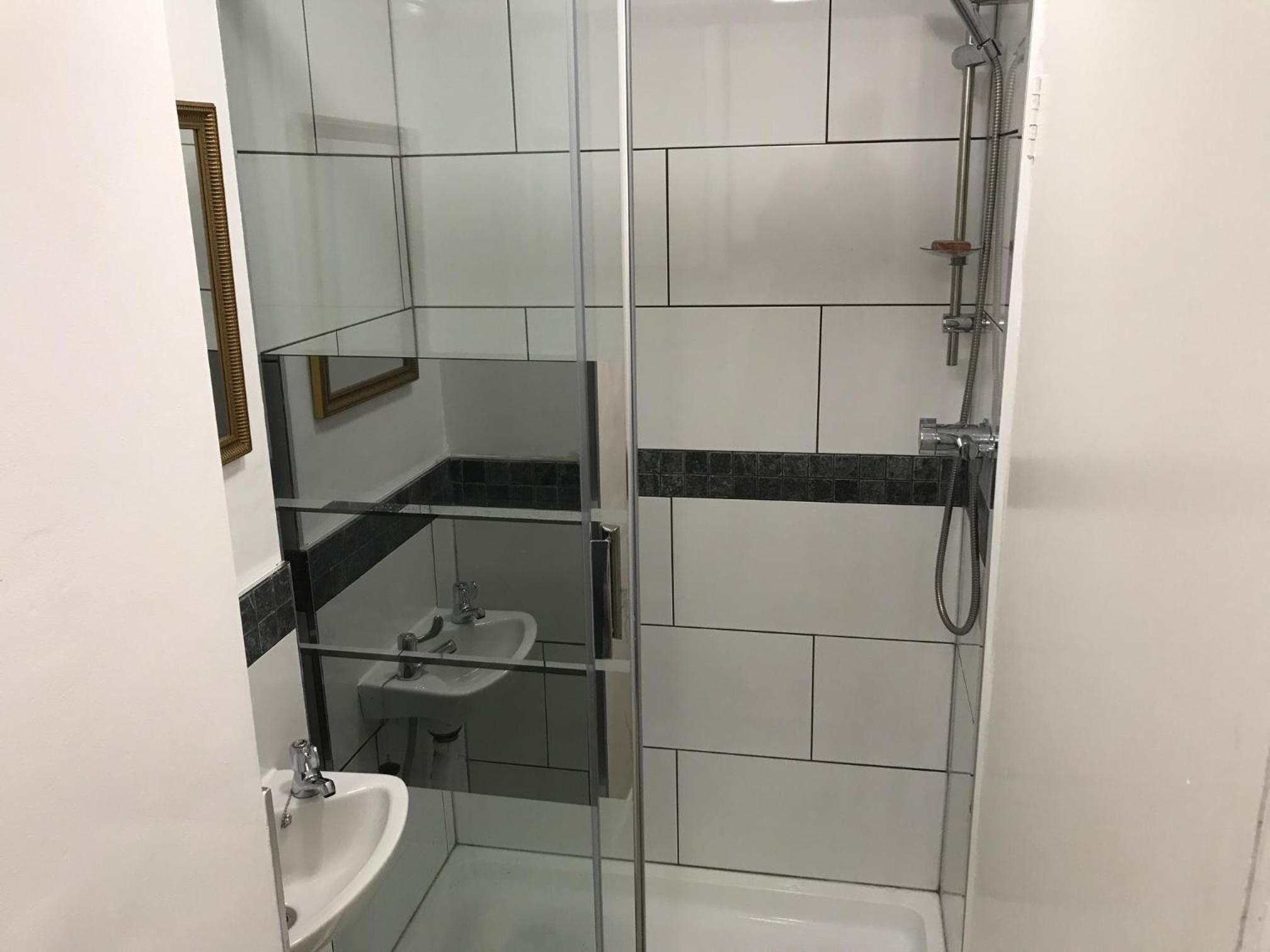 Twin Room with Private Bathroom - Photo 2