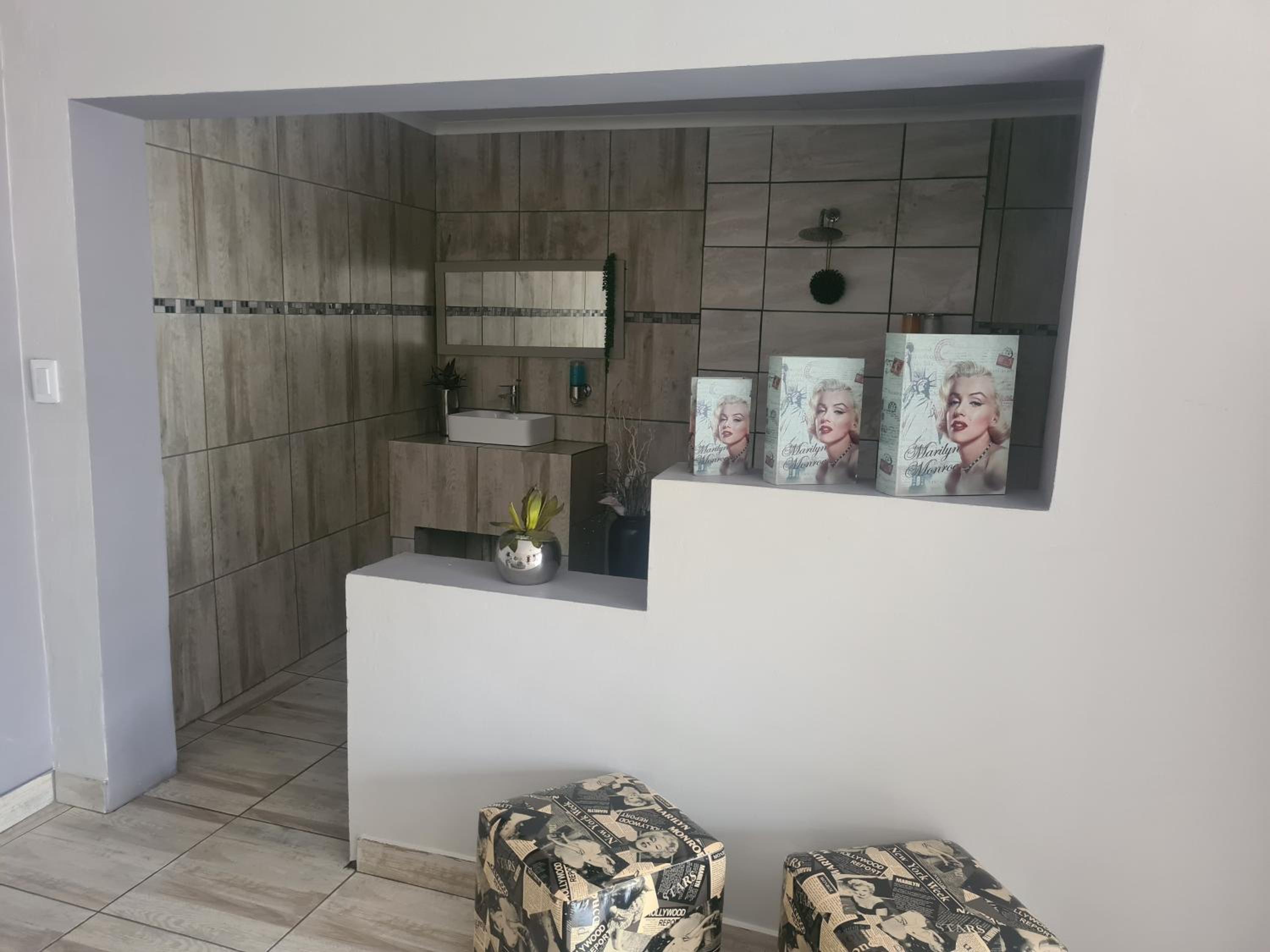 Luxury Suite - Photo 6