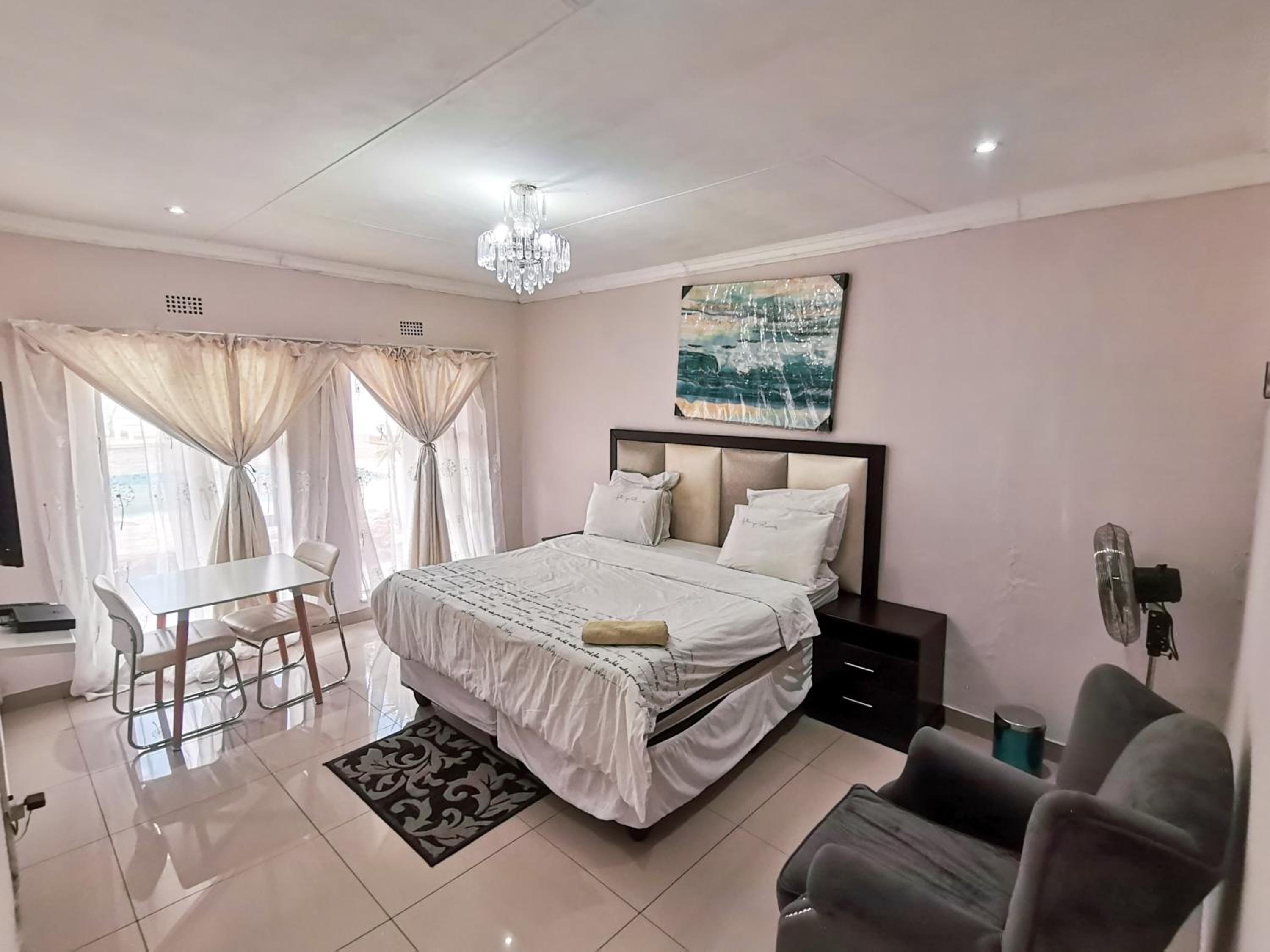 Deluxe Double Room with Bath photo 2