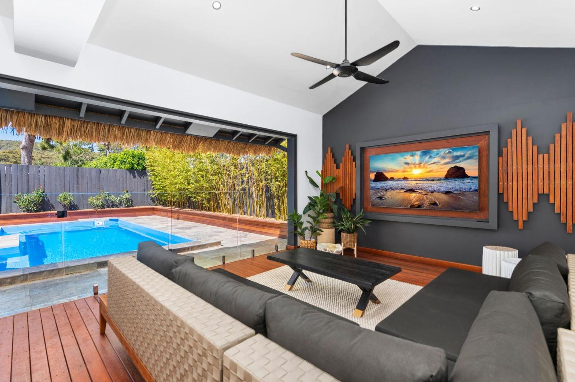 Six-Bedroom House photo 1