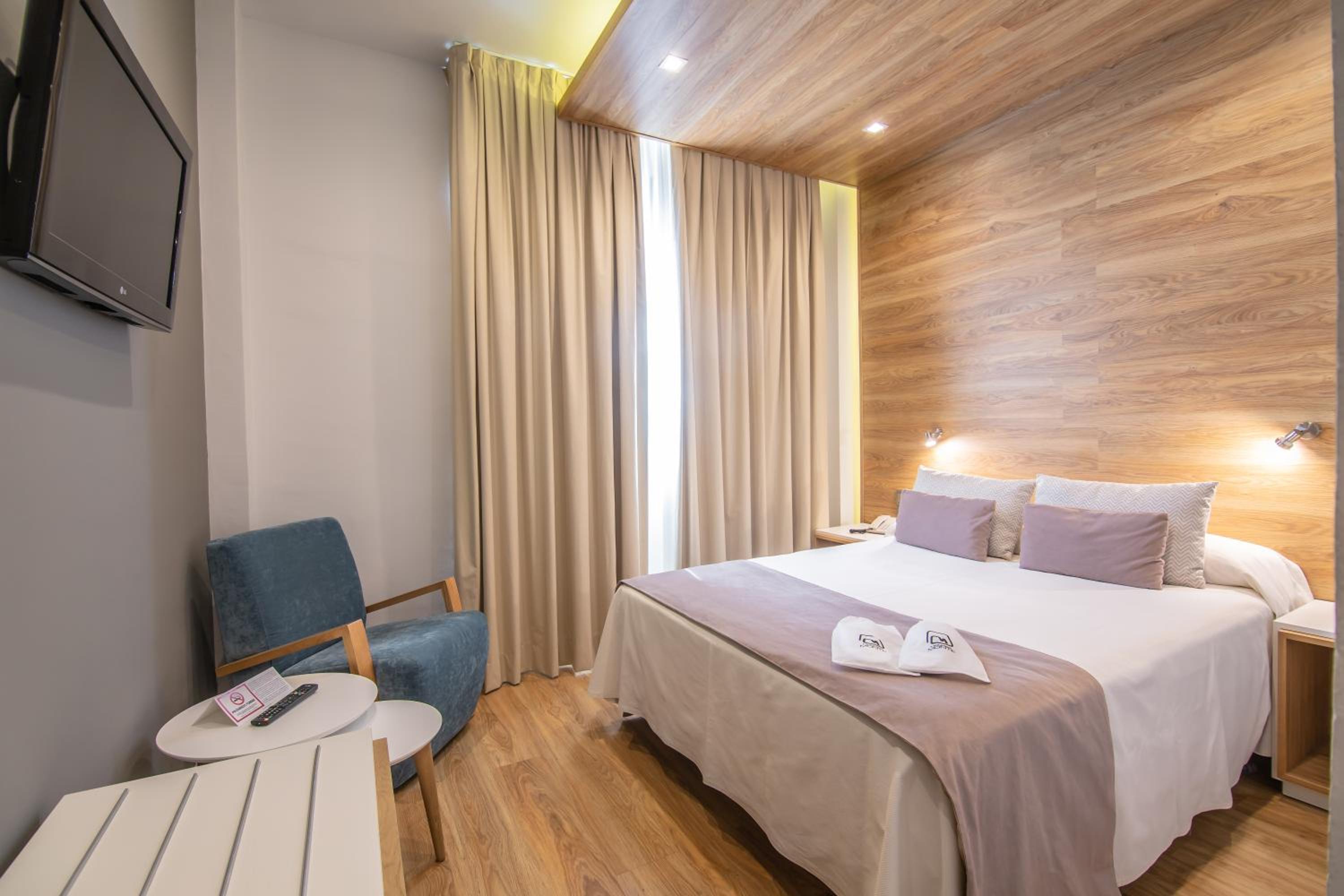 Budget Double Room - Photo 7