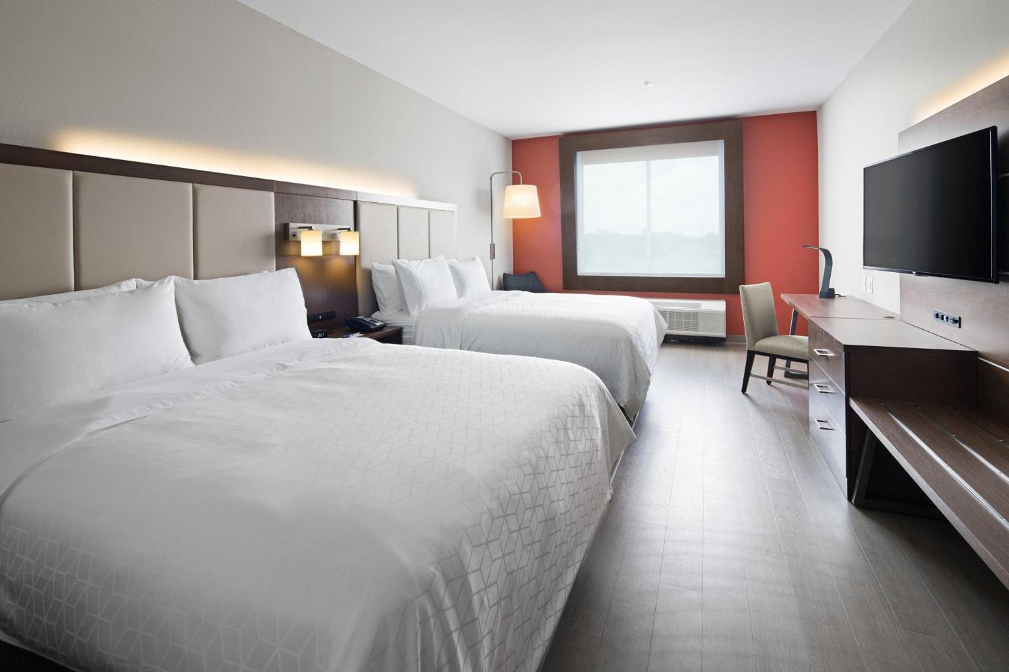 Queen Room with Two Queen Beds - Hearing Accessible/Non-Smoking photo 3