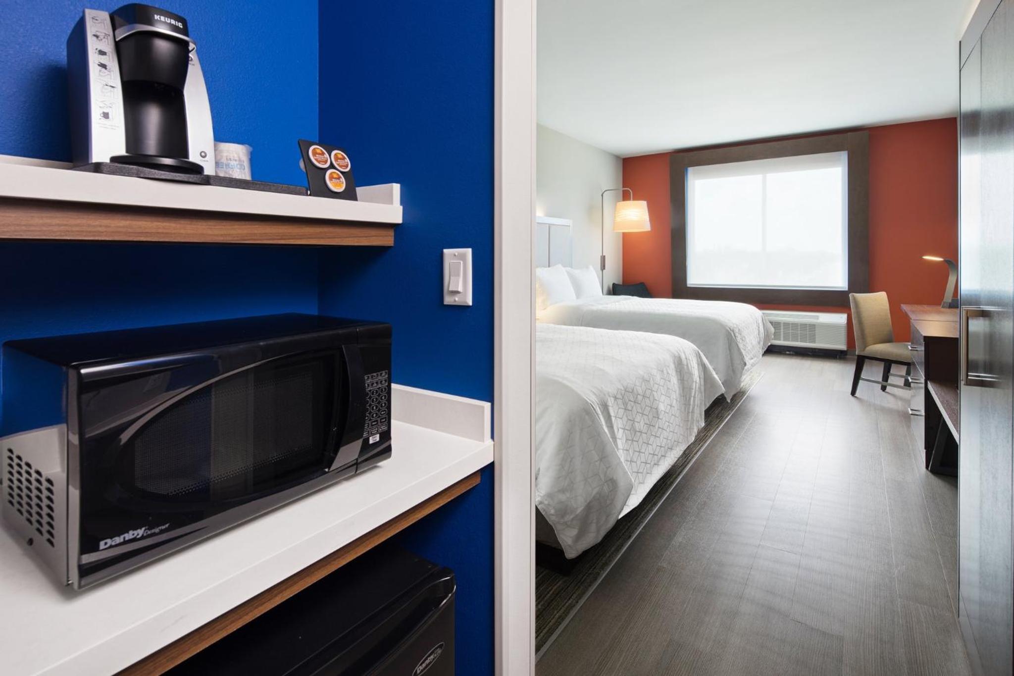 Standard Queen Room with Two Queen Beds - Communications and Mobility Accessible photo 2