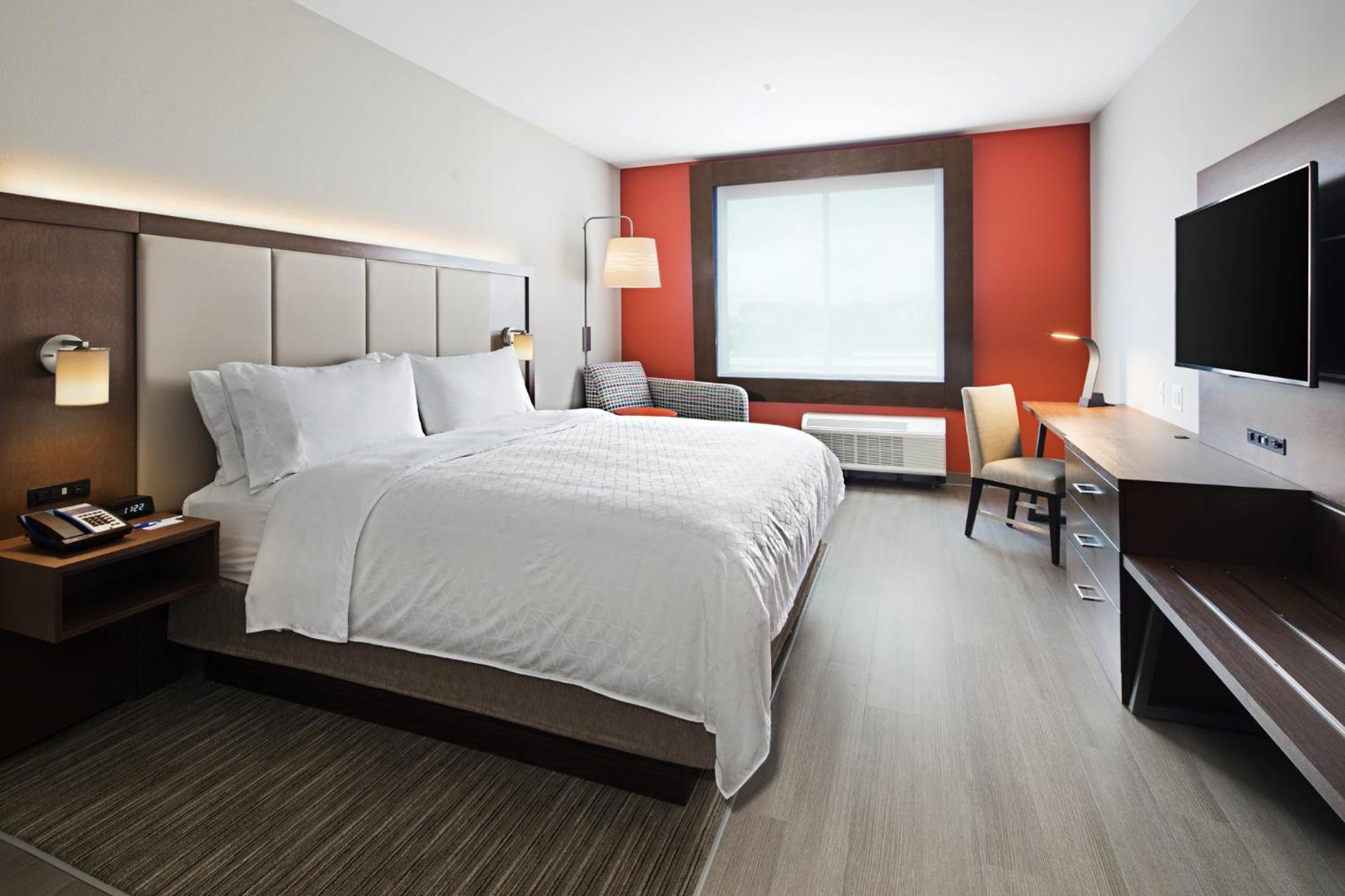 King Room - Hearing Accessible photo 2