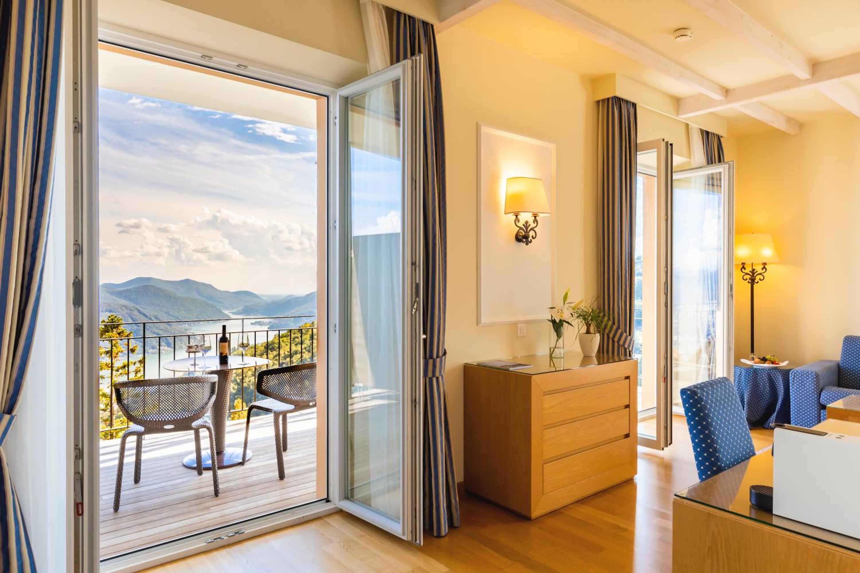 Panorama Suite with Lake View - Photo 8