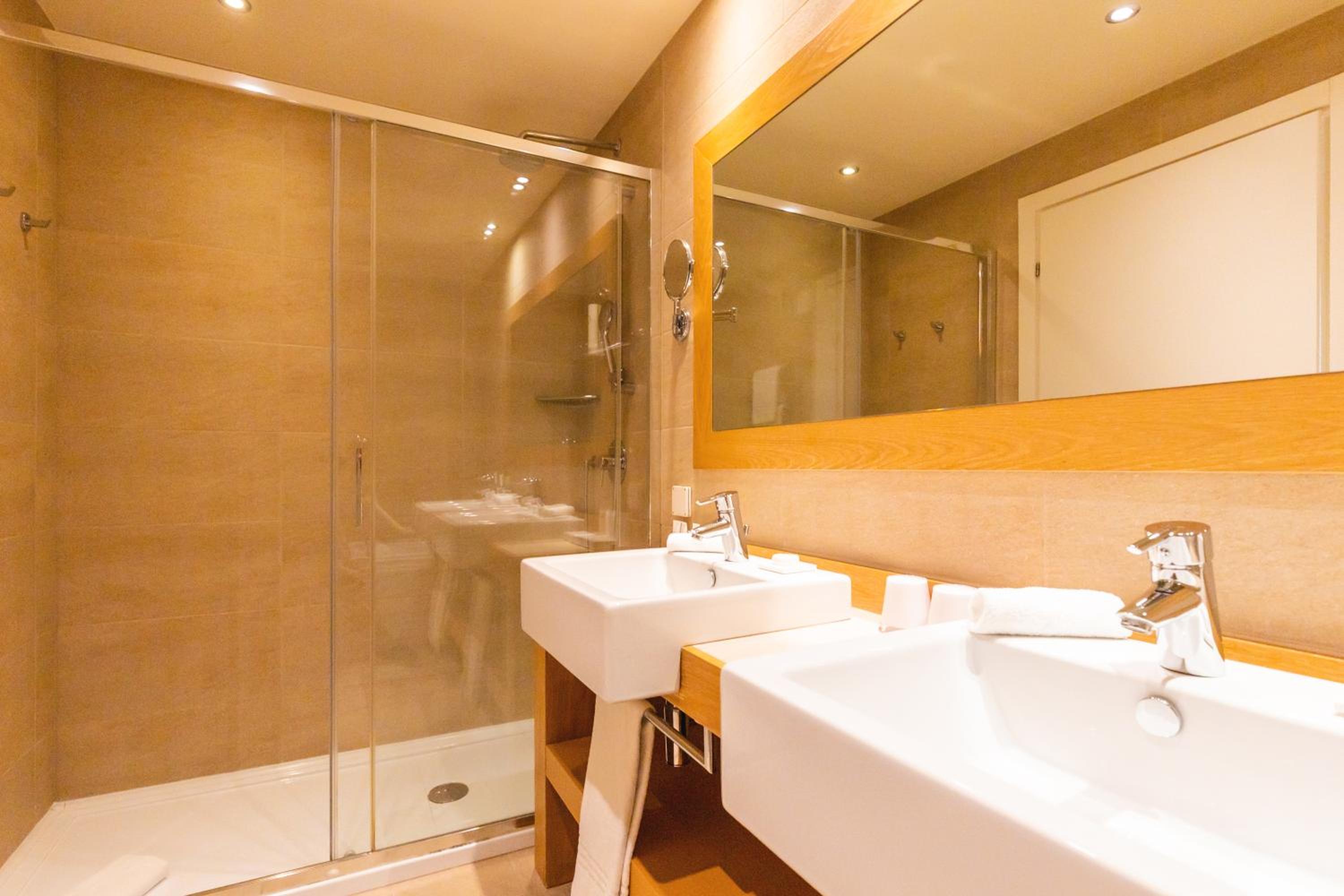Panorama Suite with Lake View - Photo 4