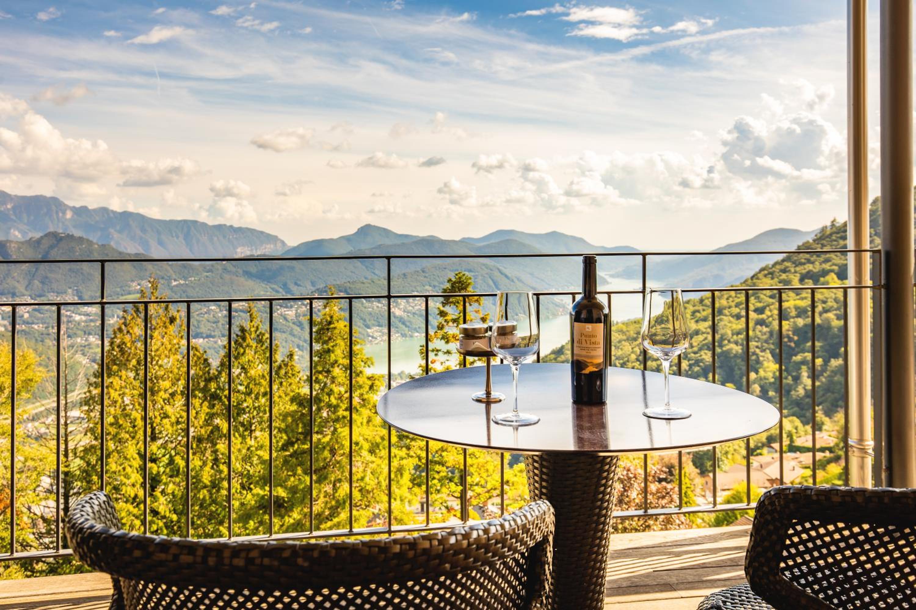 Panorama Suite with Lake View - Photo 3